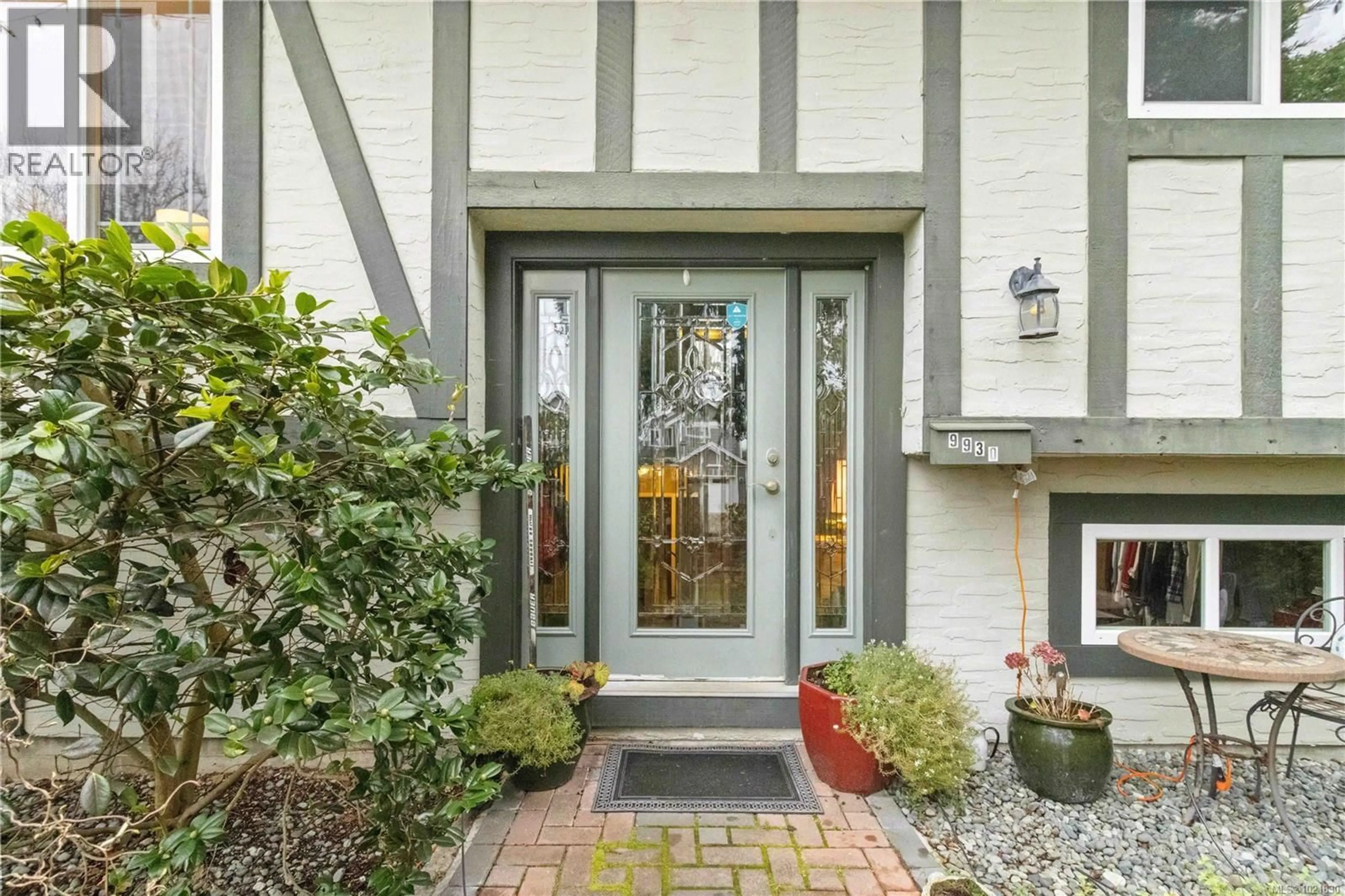 Indoor entryway for 9930 BESSREDGE PLACE, Sidney British Columbia V8L3M2