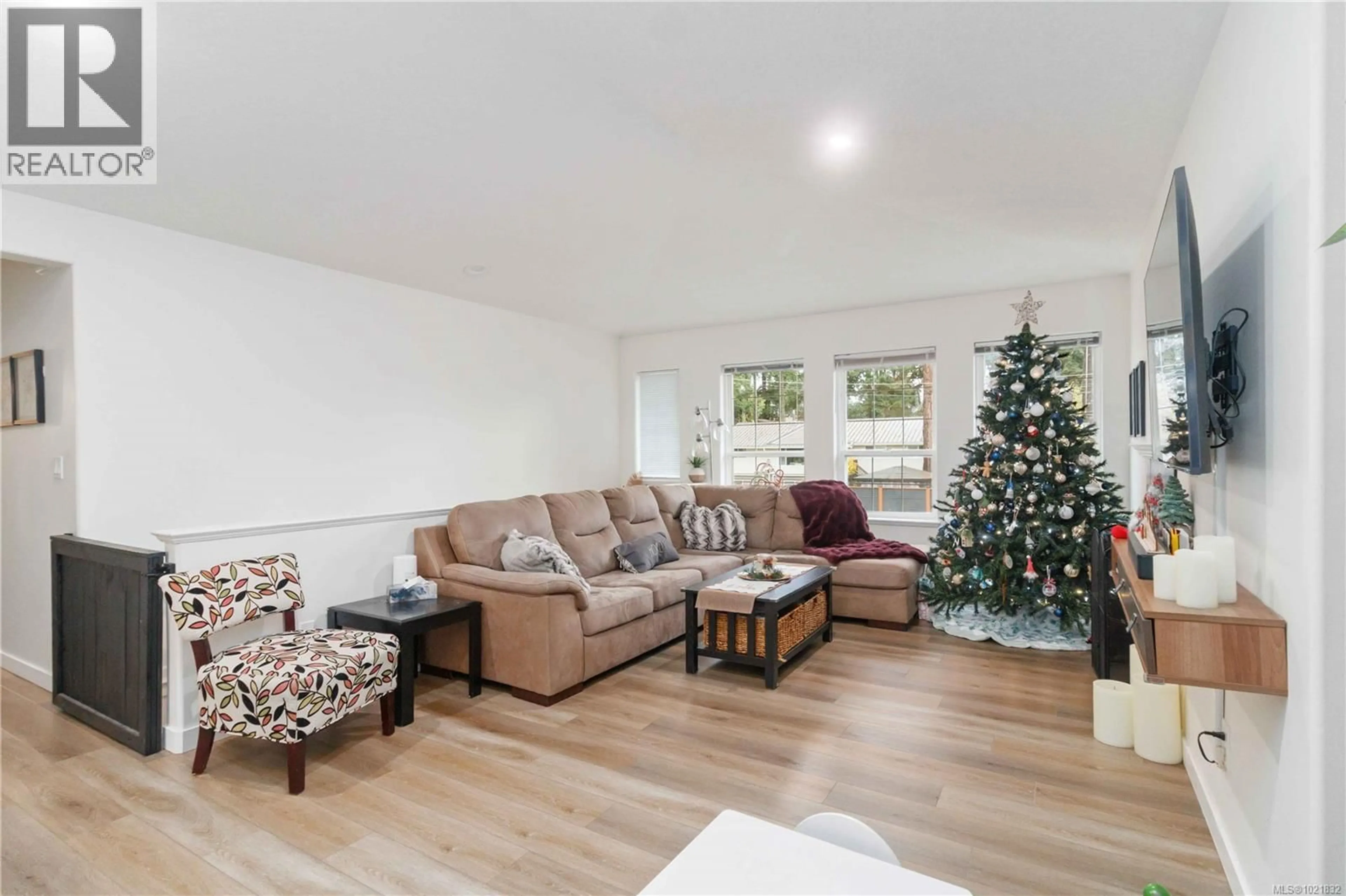 Living room with furniture, wood/laminate floor for A - 3037 PICKFORD ROAD, Colwood British Columbia V9B2L3