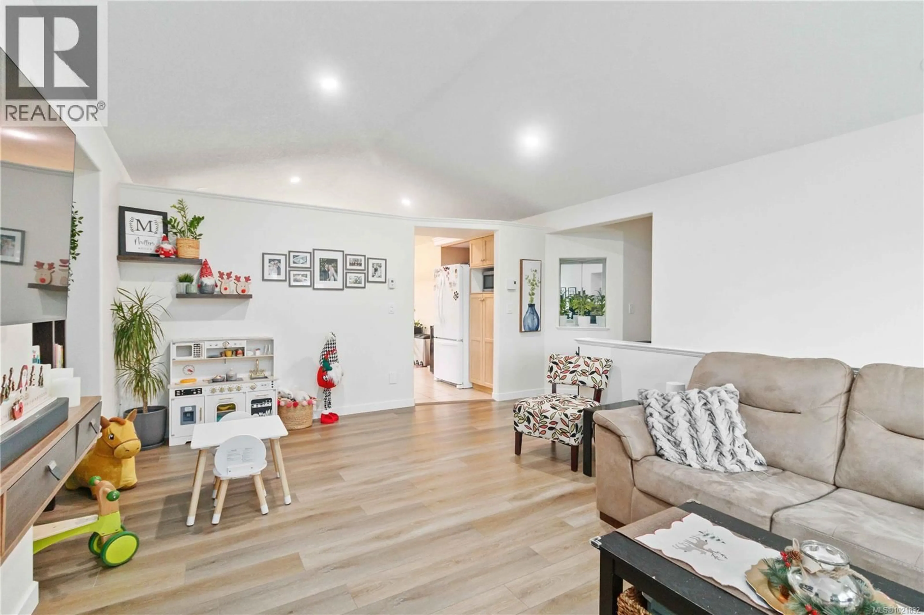Living room with furniture, wood/laminate floor for A - 3037 PICKFORD ROAD, Colwood British Columbia V9B2L3