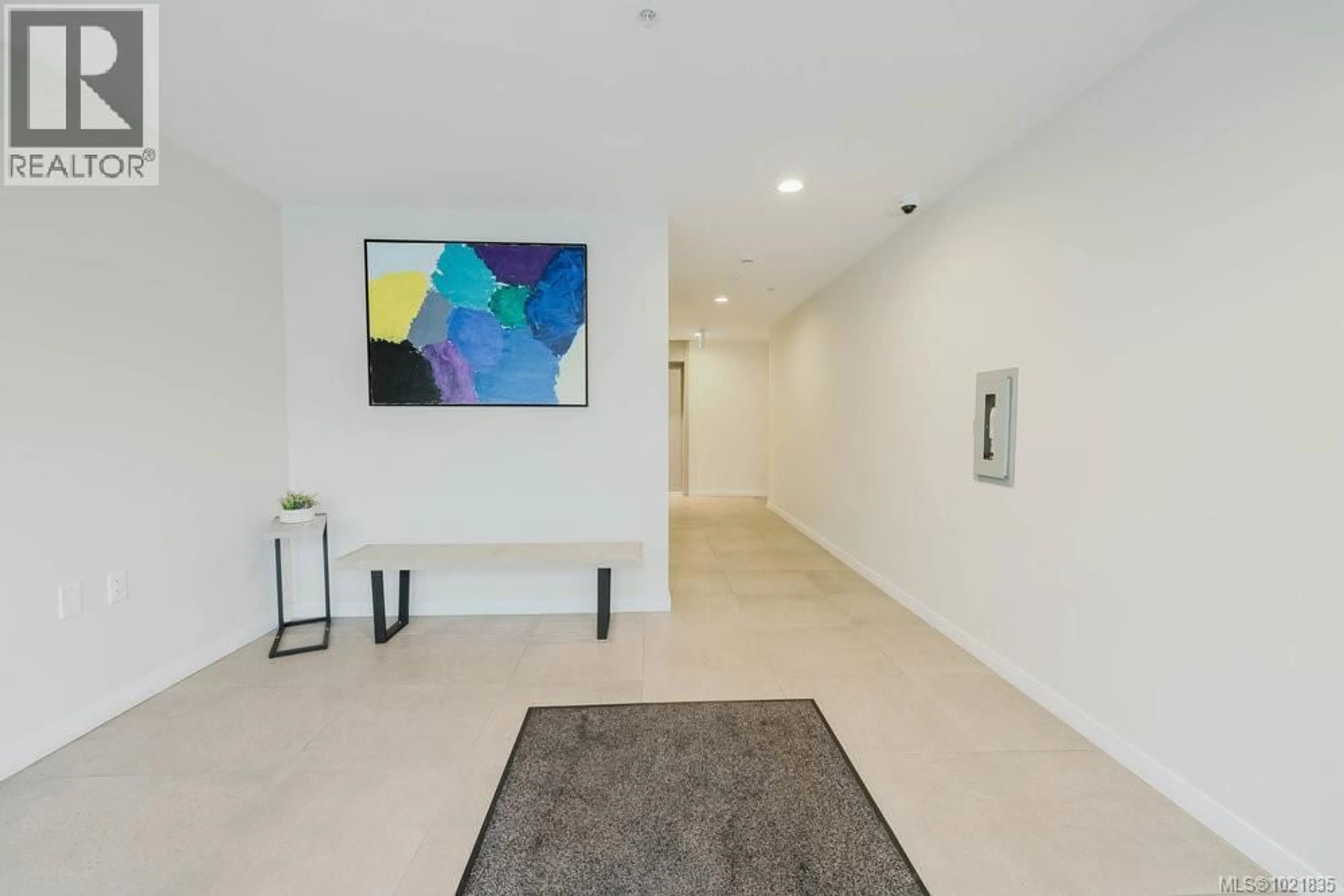 Indoor foyer for 210 - 881 SHORT STREET, Saanich British Columbia V8X0B7