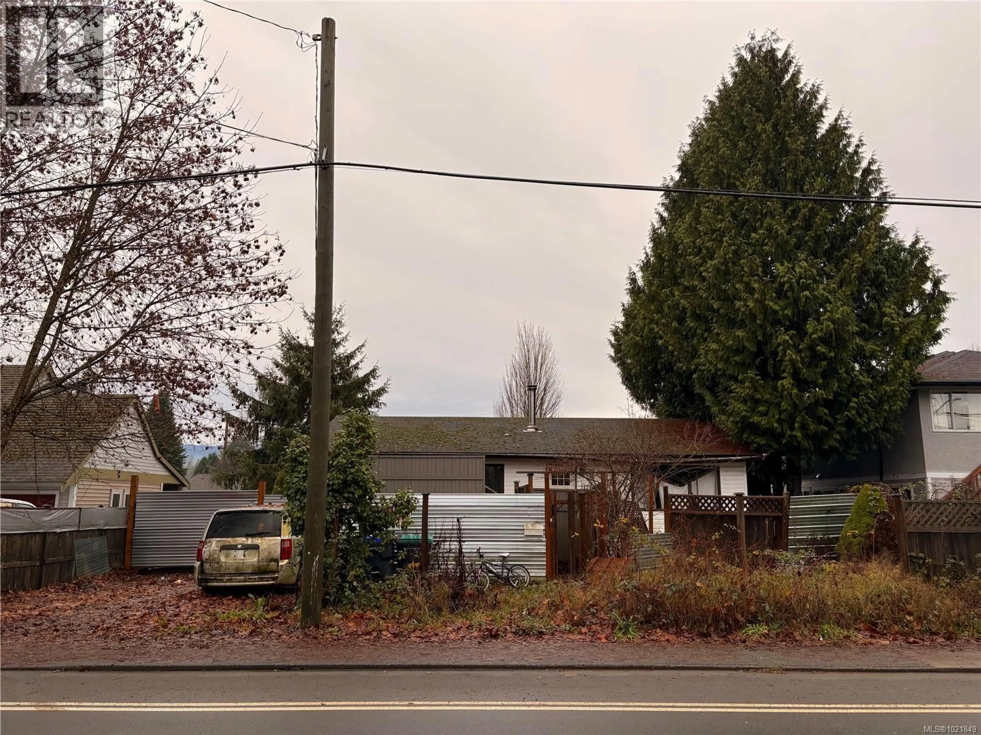A pic from outside/outdoor area/front of a property/back of a property/a pic from drone, street for 1175 WILLEMAR AVENUE, Courtenay British Columbia V9N3N1