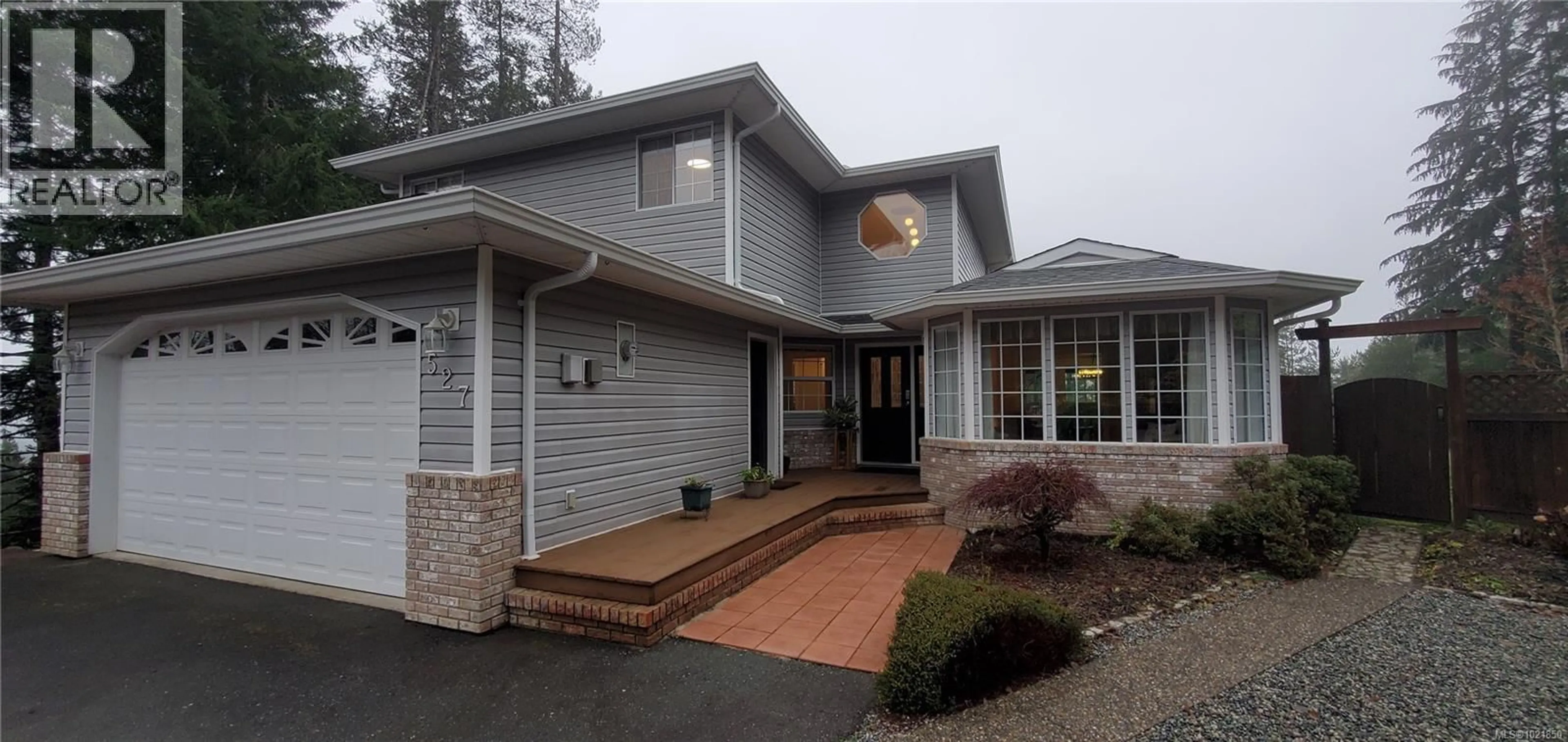 Home with vinyl exterior material, street for 527 CALA COURT, Gold River British Columbia V0P1G0