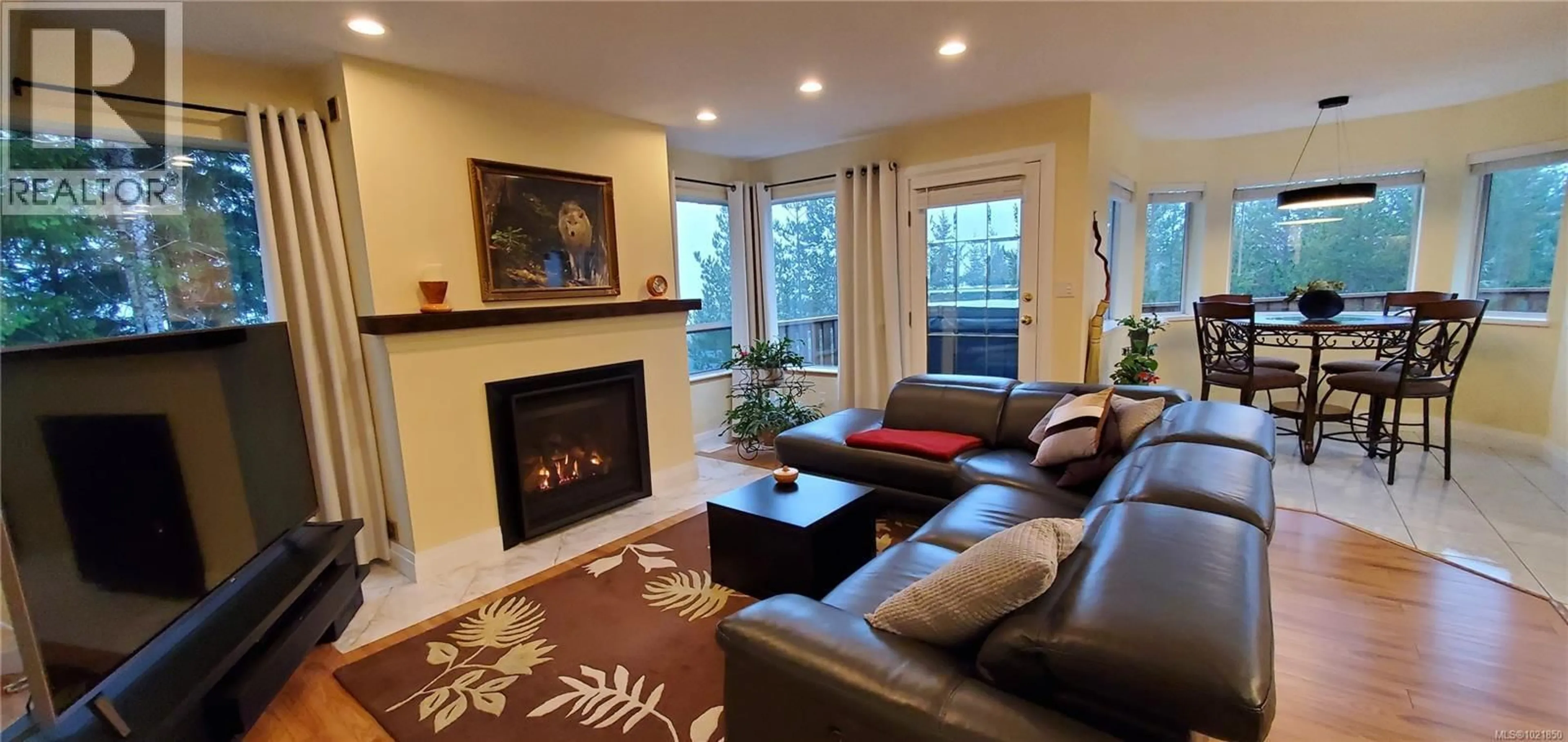 Living room with furniture, unknown for 527 CALA COURT, Gold River British Columbia V0P1G0