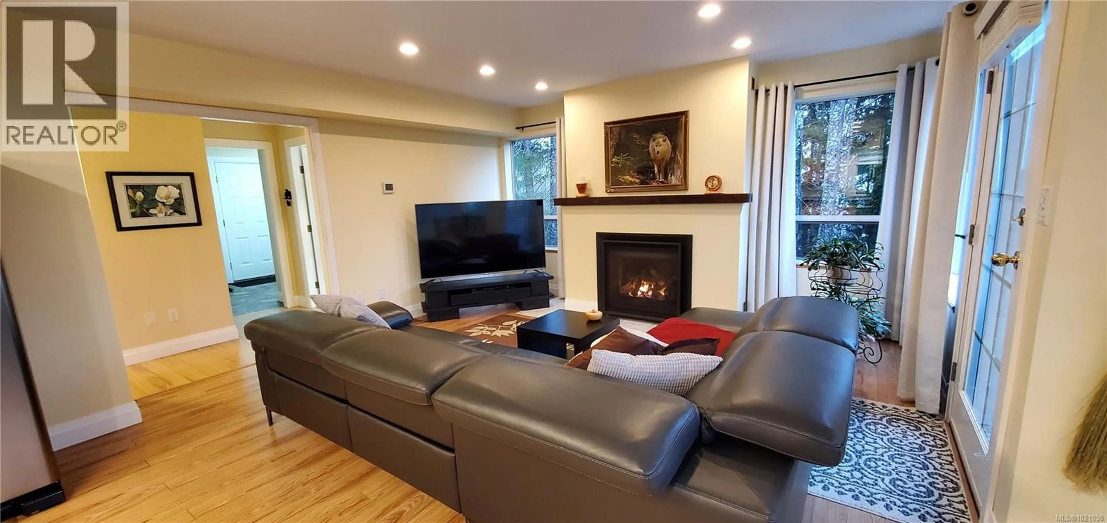 Living room with furniture, wood/laminate floor for 527 CALA COURT, Gold River British Columbia V0P1G0