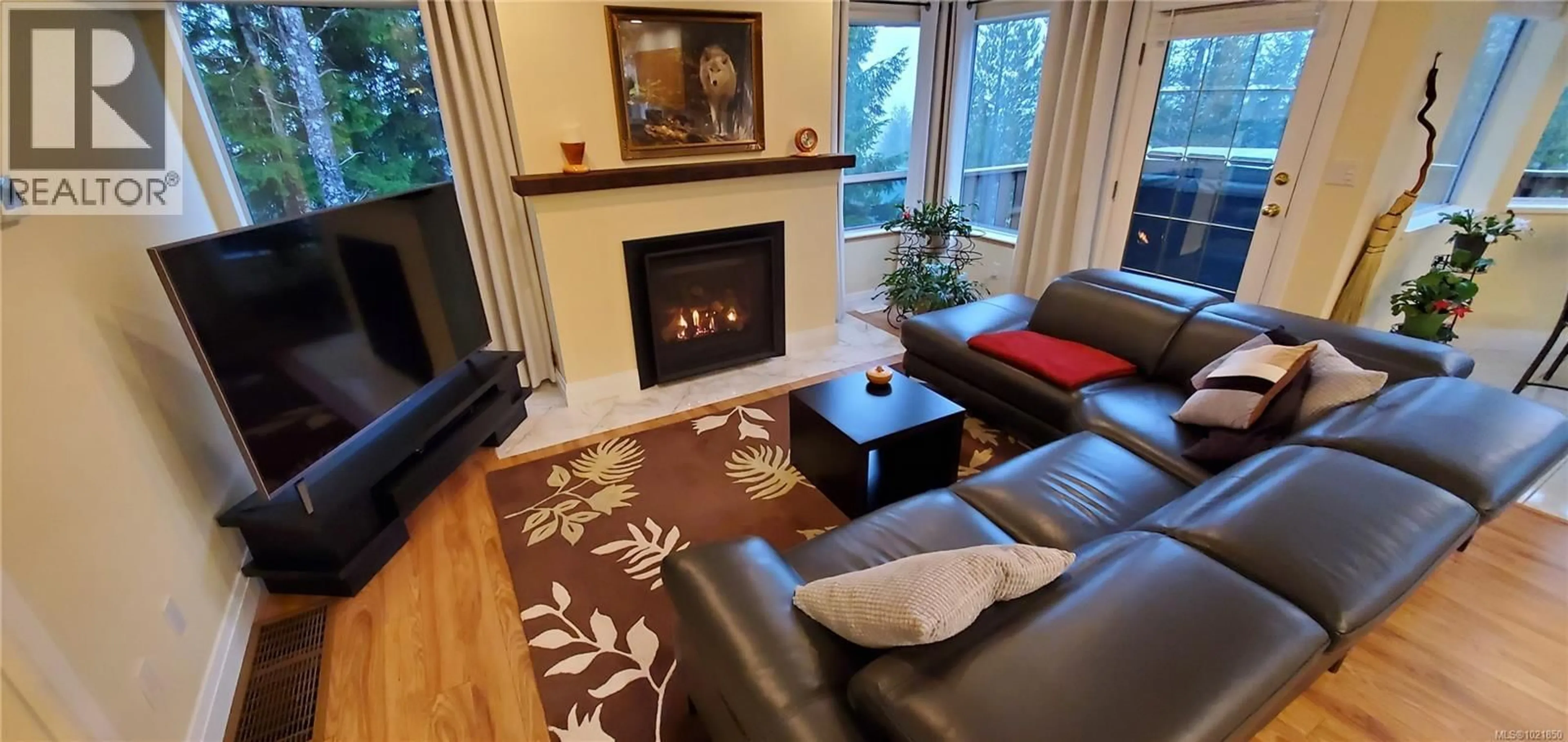 Living room with furniture, wood/laminate floor for 527 CALA COURT, Gold River British Columbia V0P1G0