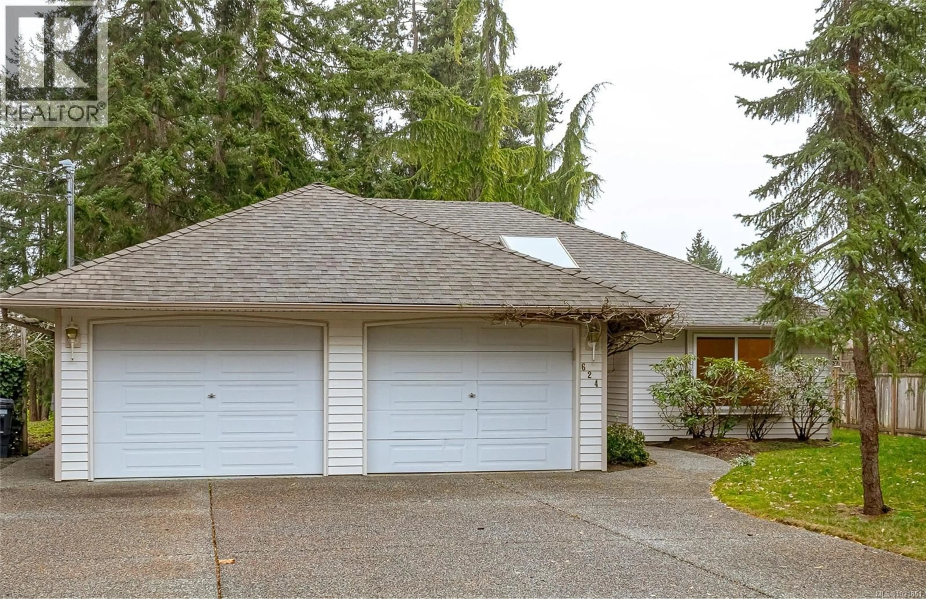 Home with vinyl exterior material, street for 624 WEMBLEY ROAD, Parksville British Columbia V9P2B4