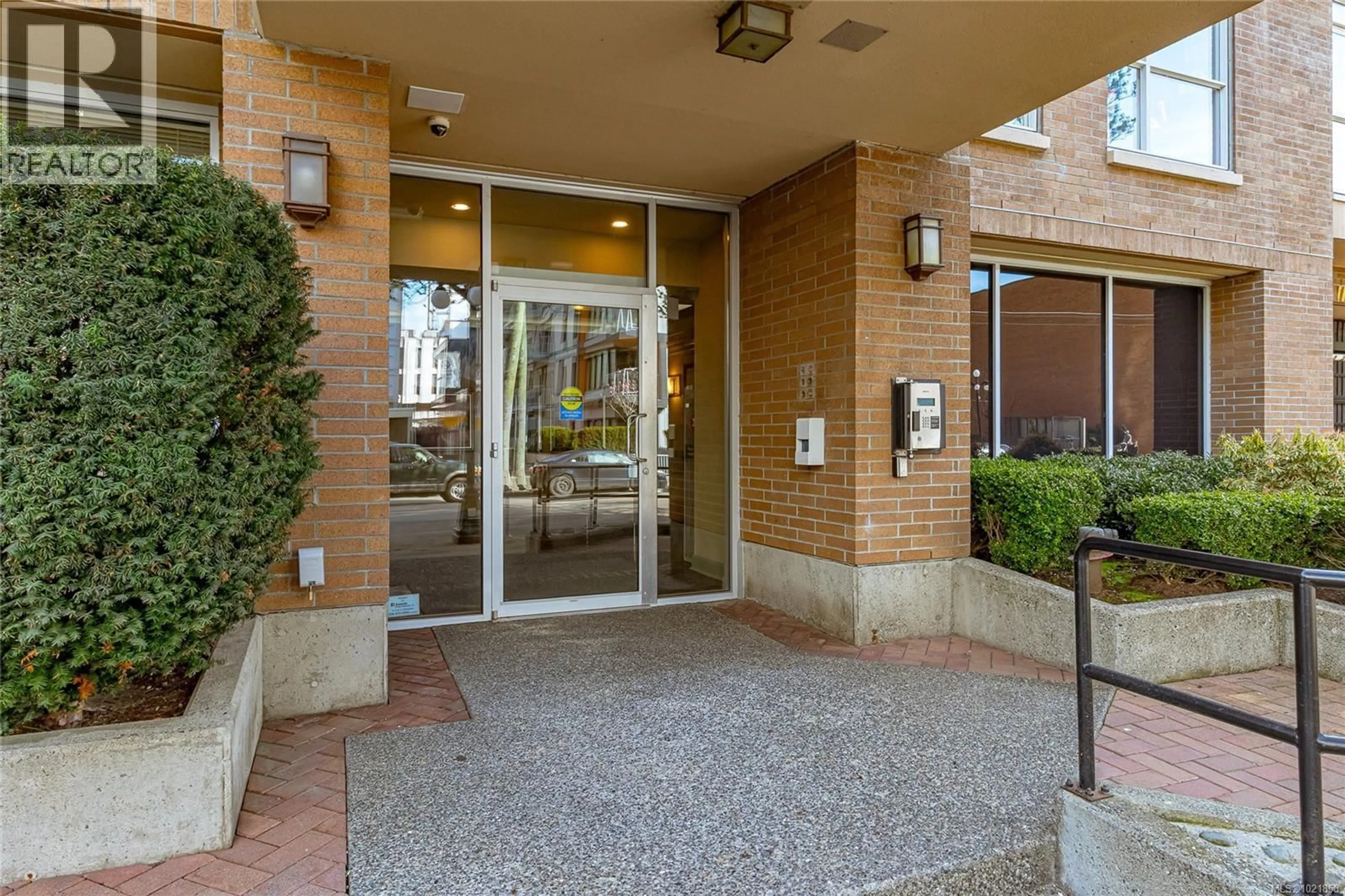 Indoor foyer for 711 - 835 VIEW STREET, Victoria British Columbia V8W3W8