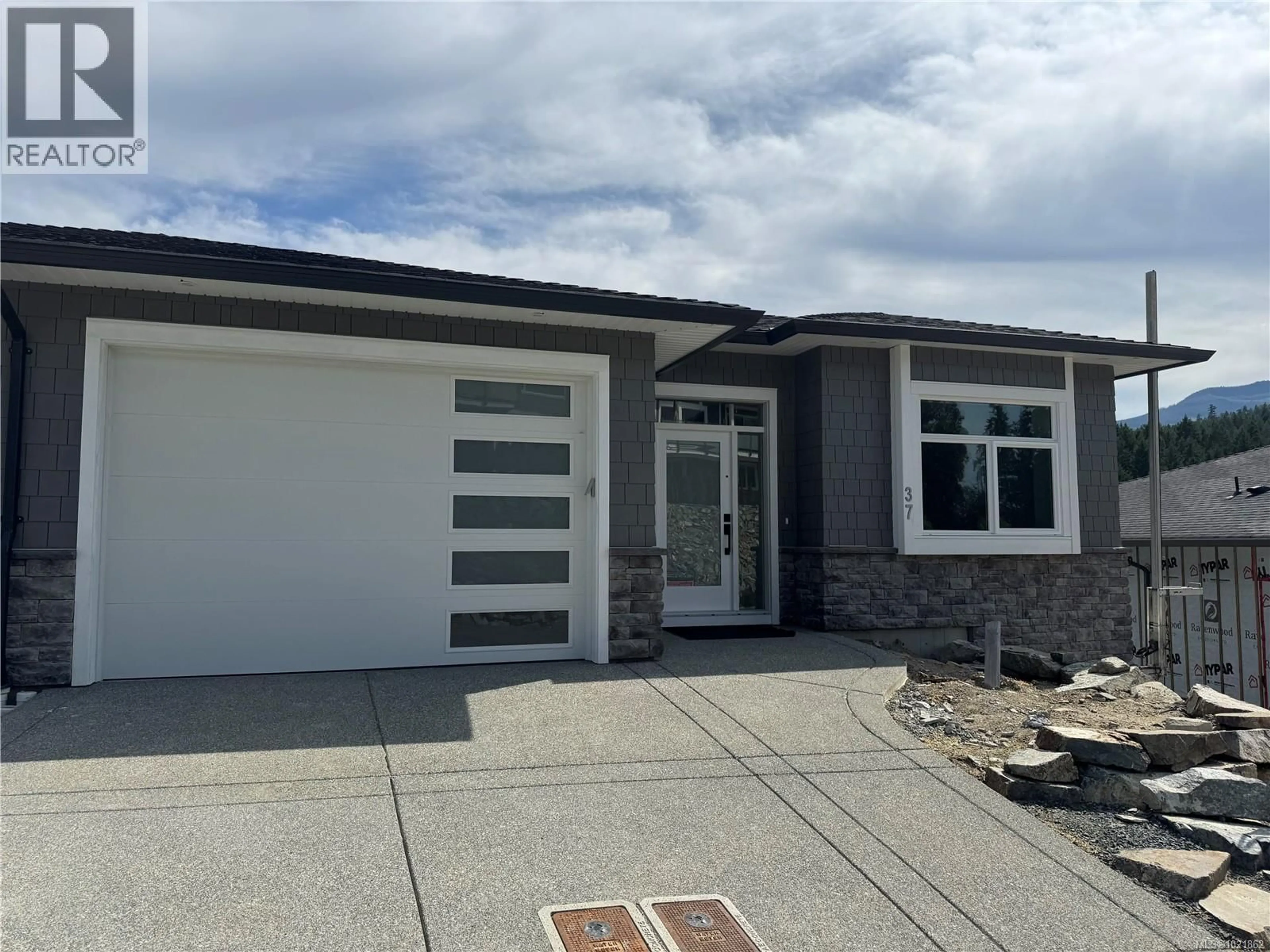 Home with vinyl exterior material, street for 37 - 626 FARRELL ROAD, Ladysmith British Columbia V9G0A2
