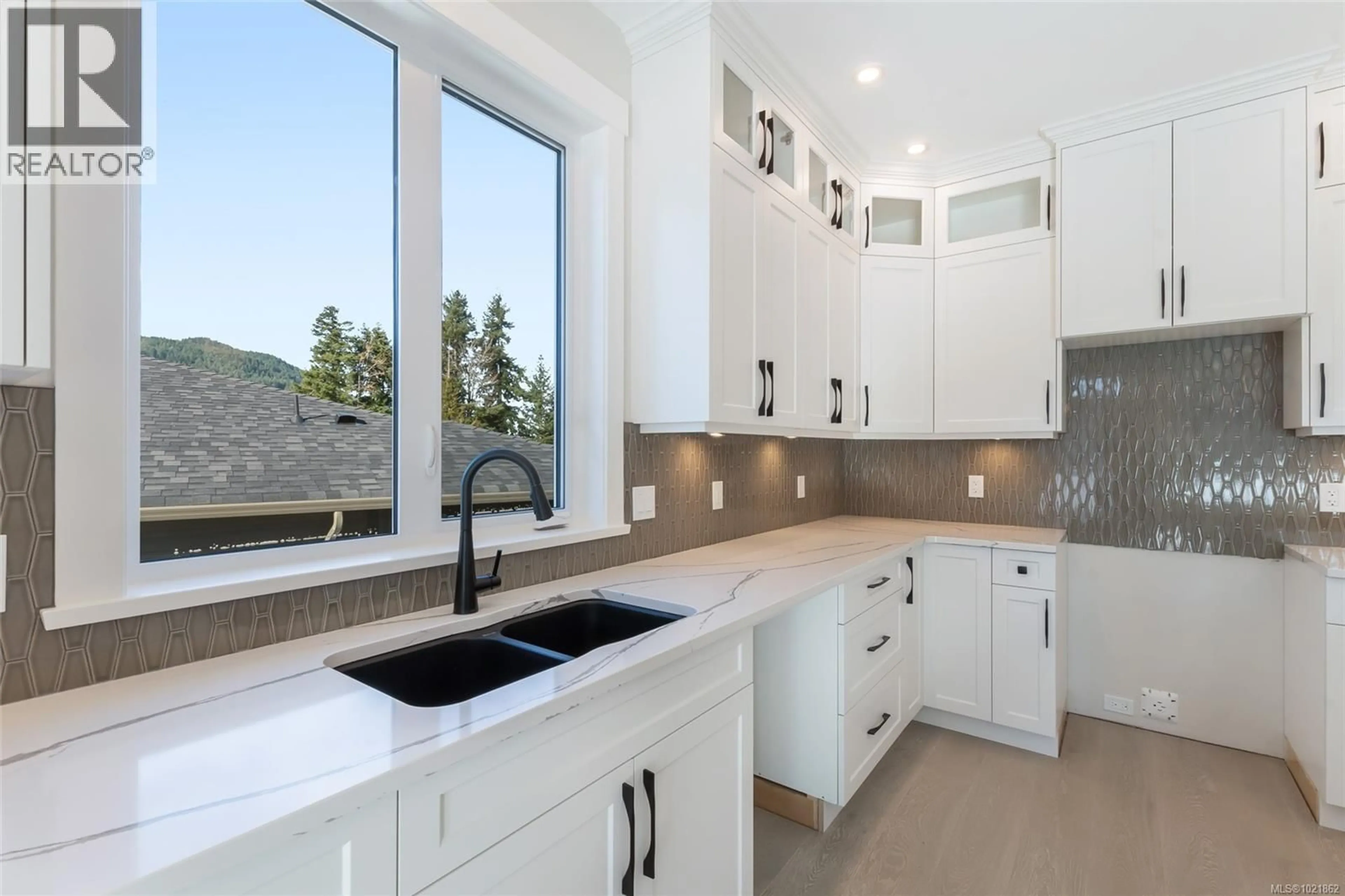 Contemporary kitchen, ceramic/tile floor for 37 - 626 FARRELL ROAD, Ladysmith British Columbia V9G0A2