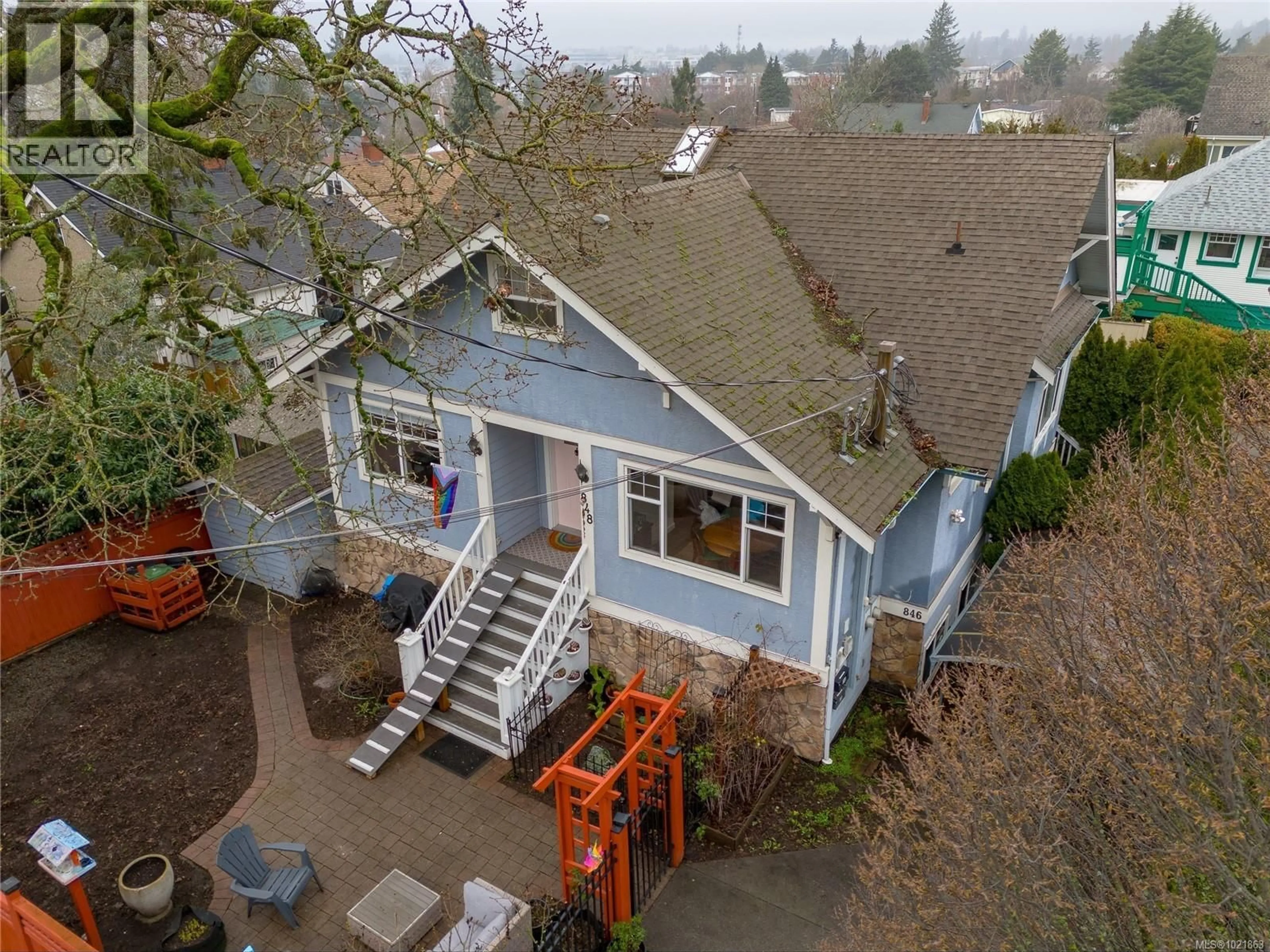 A pic from outside/outdoor area/front of a property/back of a property/a pic from drone, street for 848 FINLAYSON STREET, Victoria British Columbia V8T5K8