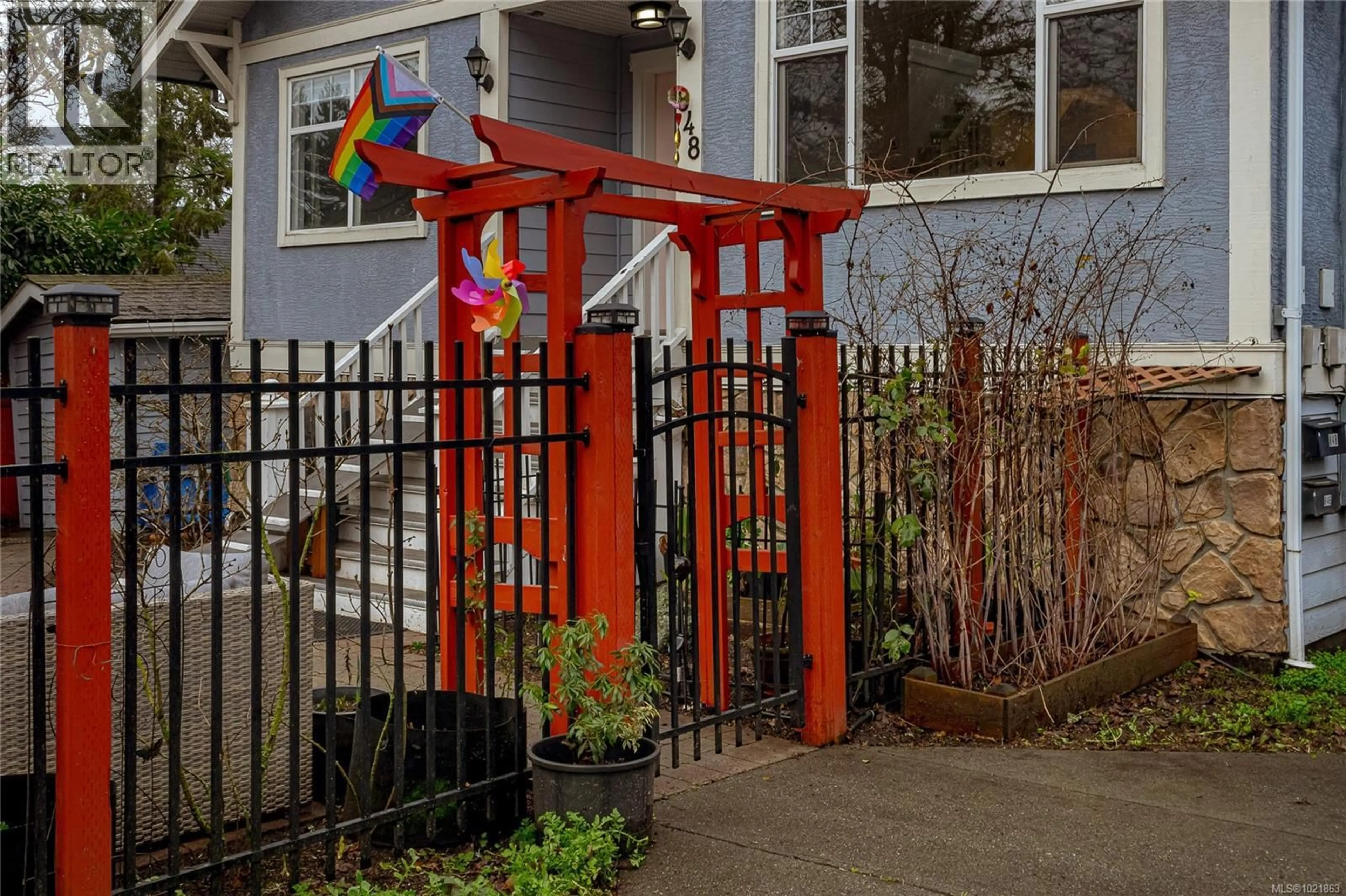 Indoor entryway for 848 FINLAYSON STREET, Victoria British Columbia V8T5K8