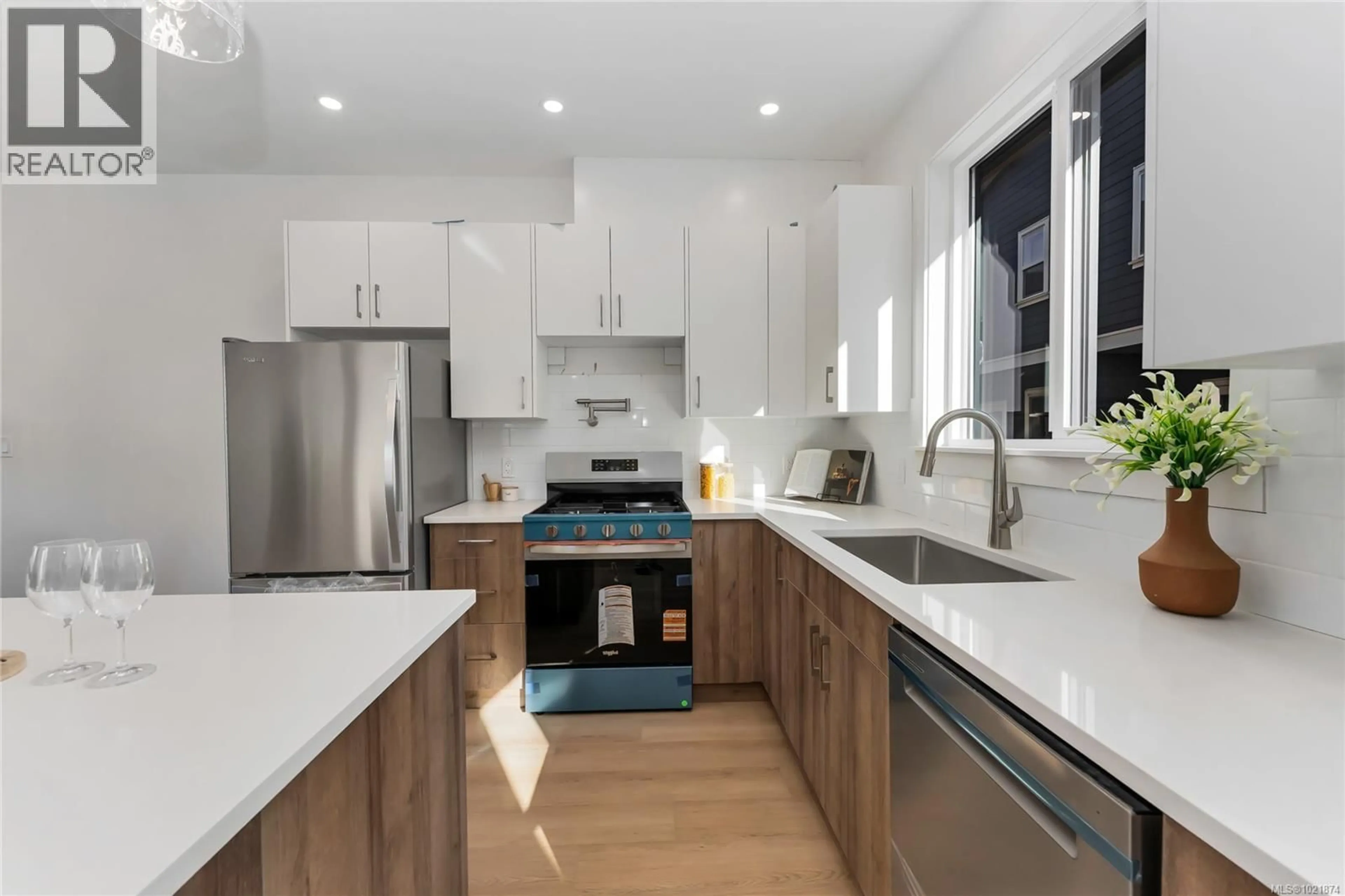 Contemporary kitchen, unknown for 909 VINE COURT, Langford British Columbia V9C2V8