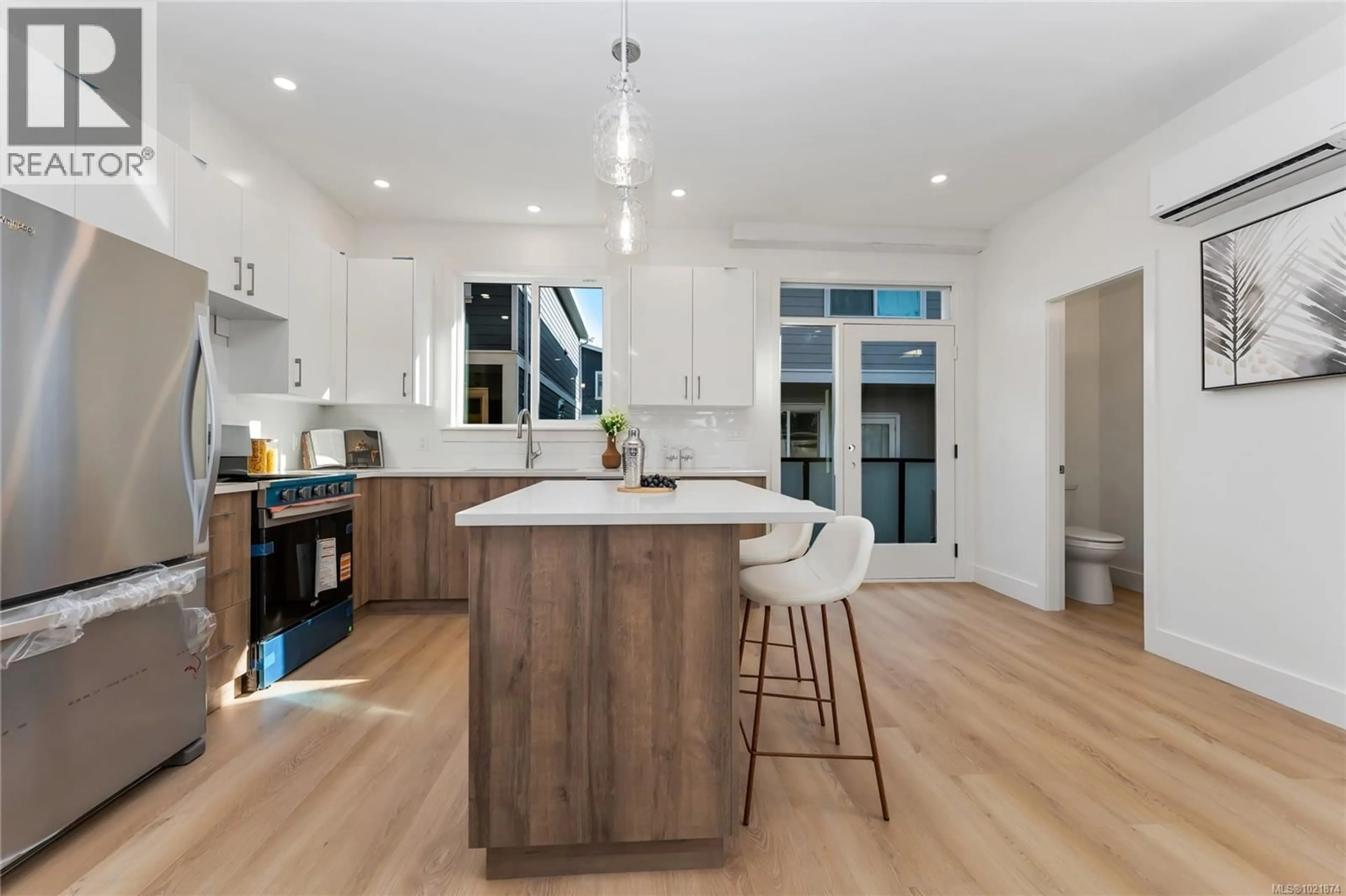 Open concept kitchen, wood/laminate floor for 909 VINE COURT, Langford British Columbia V9C2V8