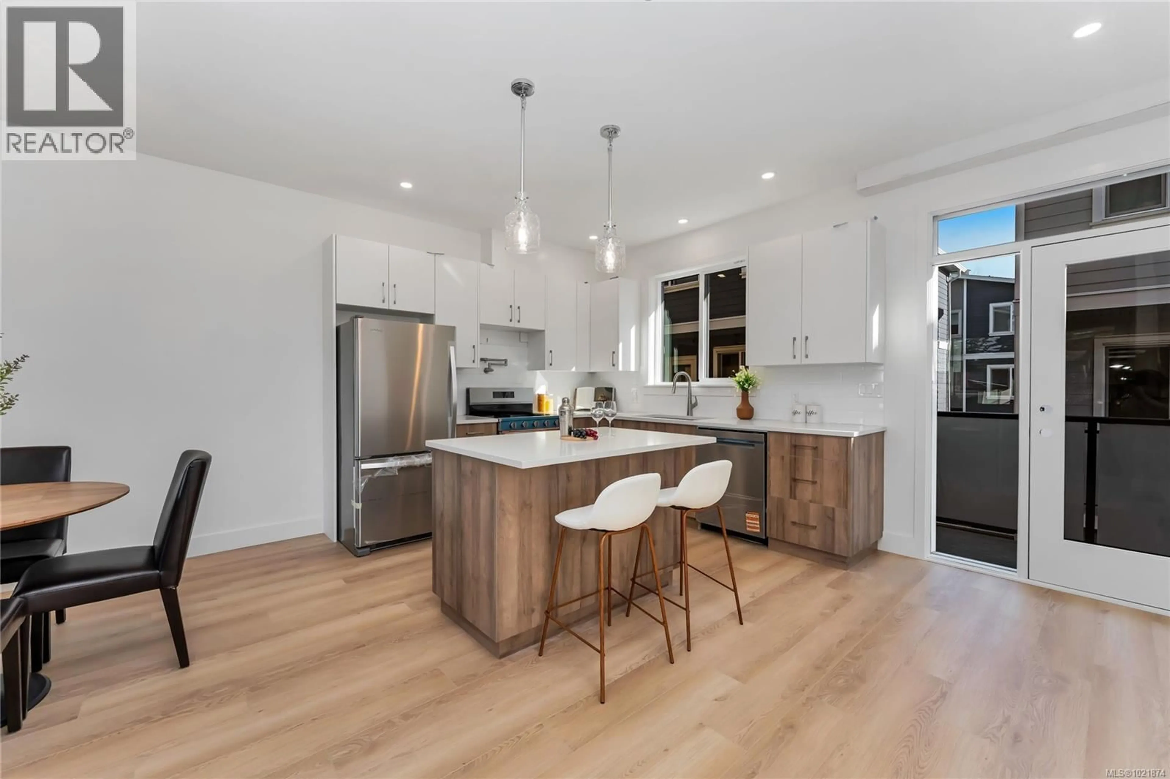 Open concept kitchen, wood/laminate floor for 909 VINE COURT, Langford British Columbia V9C2V8