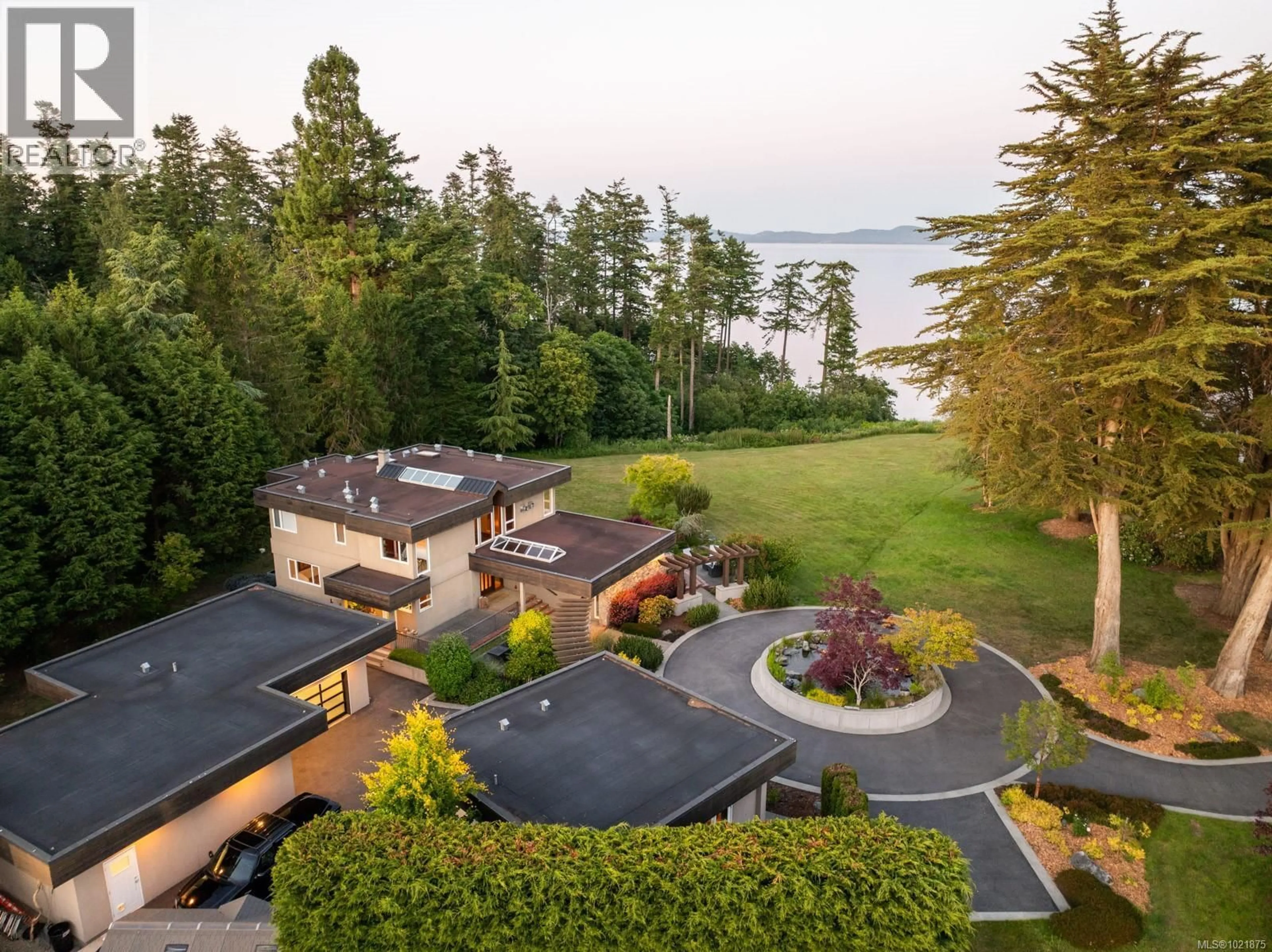 A pic from outside/outdoor area/front of a property/back of a property/a pic from drone, water/lake/river/ocean view for 5605 PARKER AVENUE, Saanich British Columbia V8Y2N2