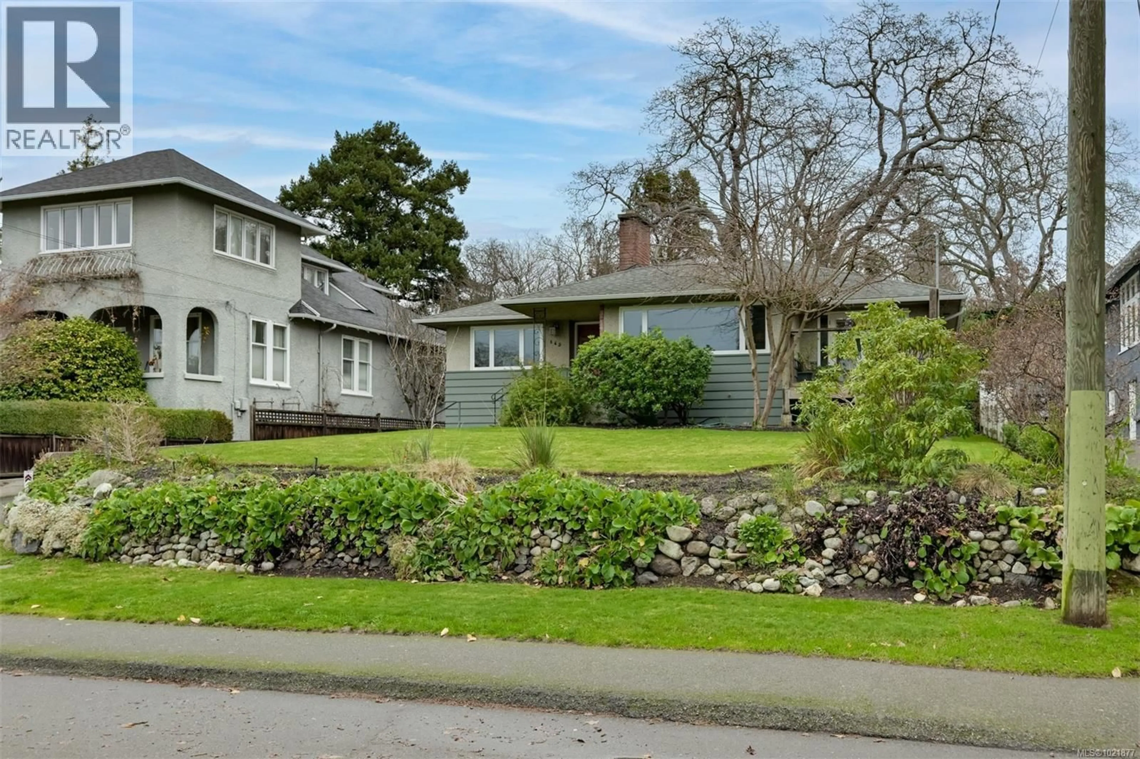A pic from outside/outdoor area/front of a property/back of a property/a pic from drone, street for 645 TRANSIT ROAD, Oak Bay British Columbia V8S4Z4