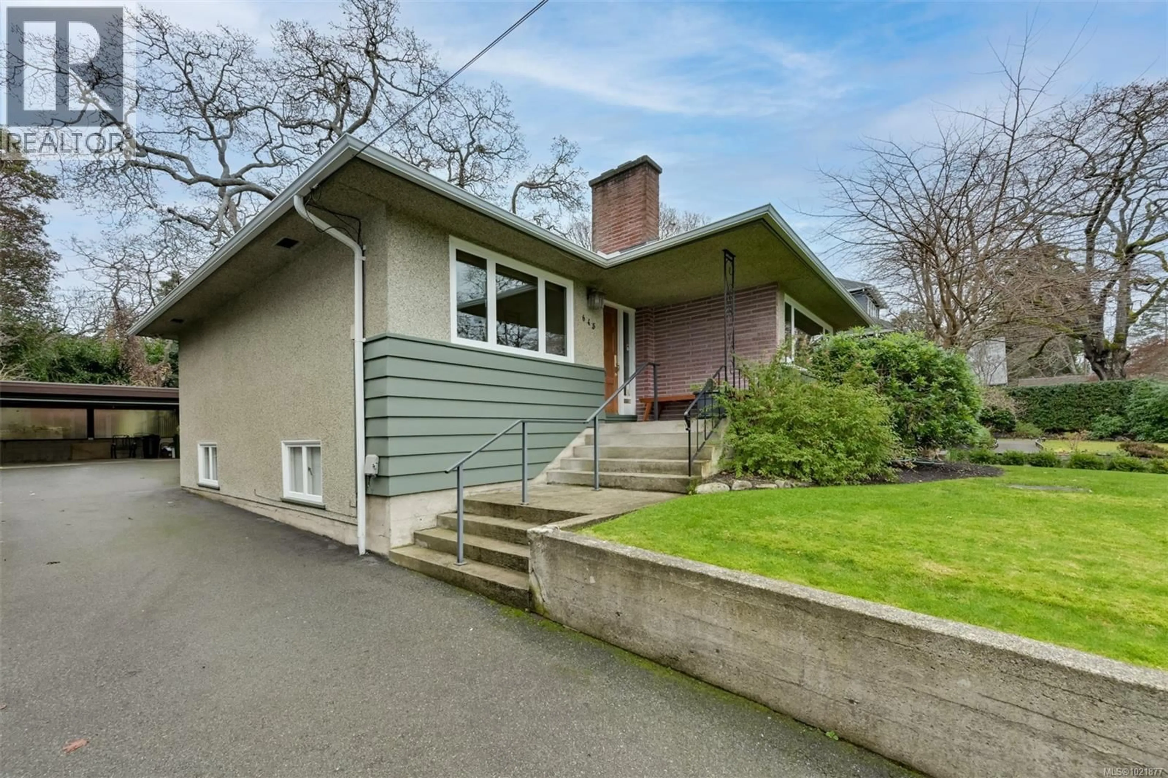 Home with vinyl exterior material, street for 645 TRANSIT ROAD, Oak Bay British Columbia V8S4Z4