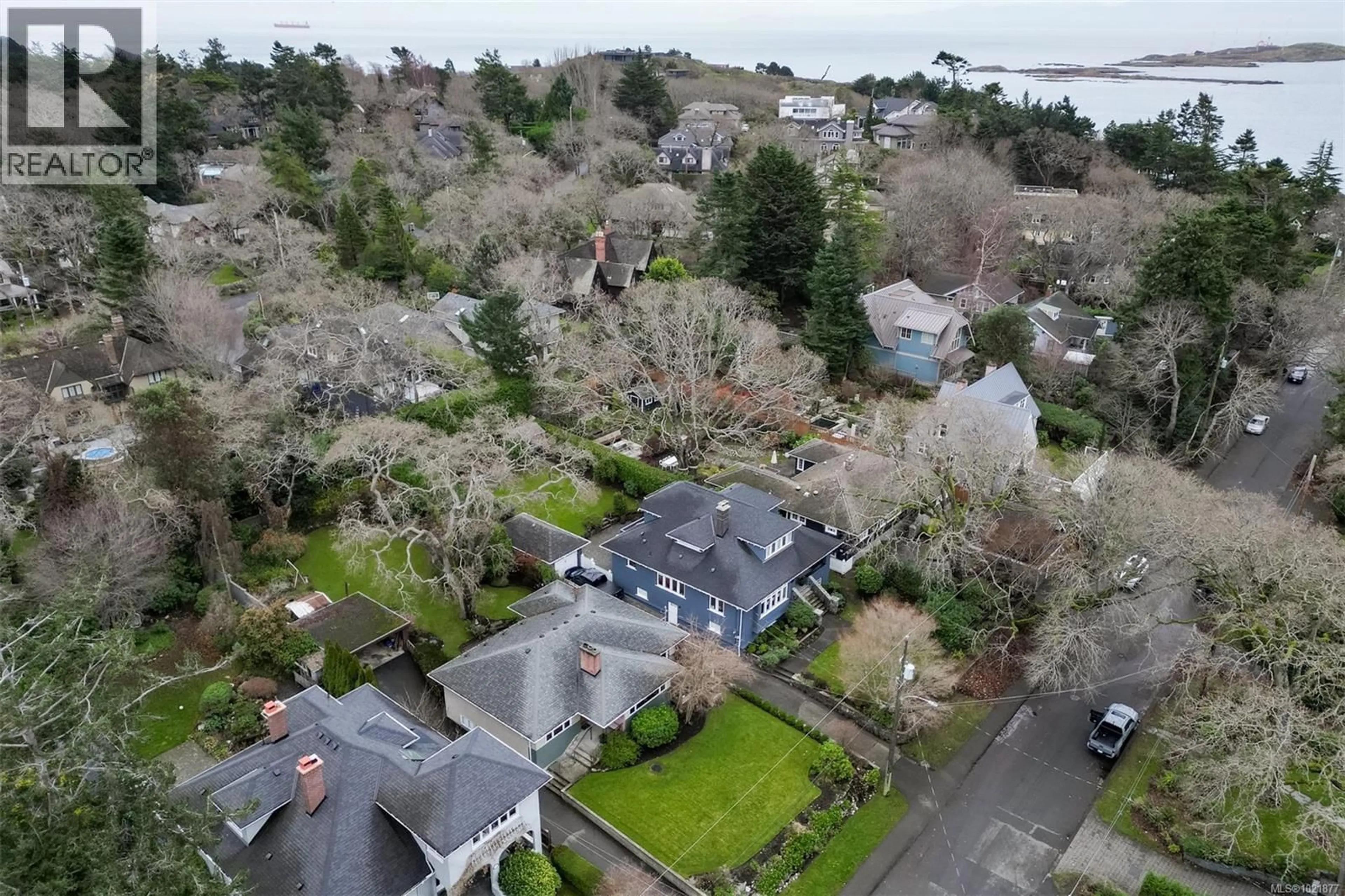 A pic from outside/outdoor area/front of a property/back of a property/a pic from drone, street for 645 TRANSIT ROAD, Oak Bay British Columbia V8S4Z4