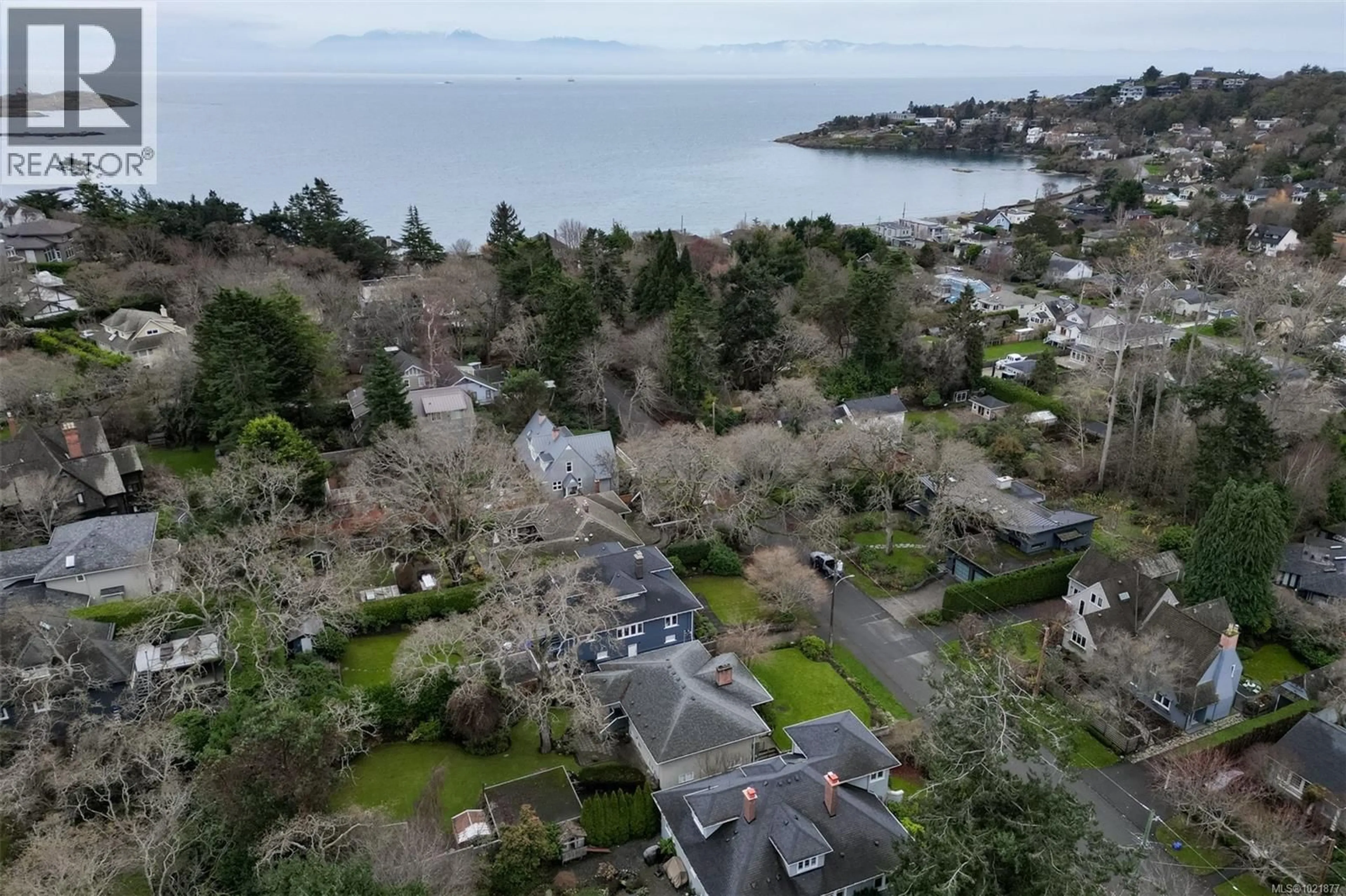 A pic from outside/outdoor area/front of a property/back of a property/a pic from drone, water/lake/river/ocean view for 645 TRANSIT ROAD, Oak Bay British Columbia V8S4Z4