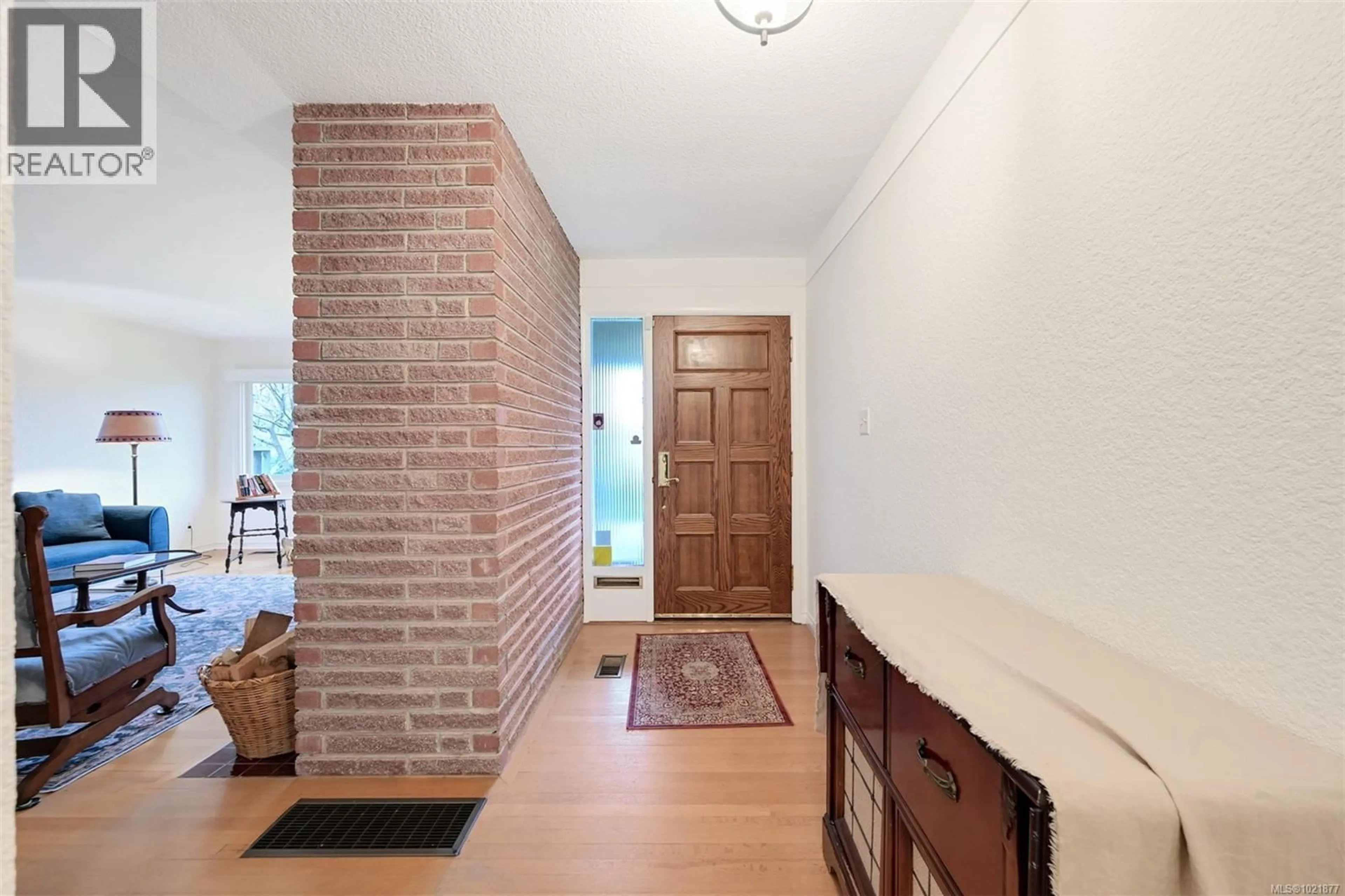 Indoor entryway for 645 TRANSIT ROAD, Oak Bay British Columbia V8S4Z4