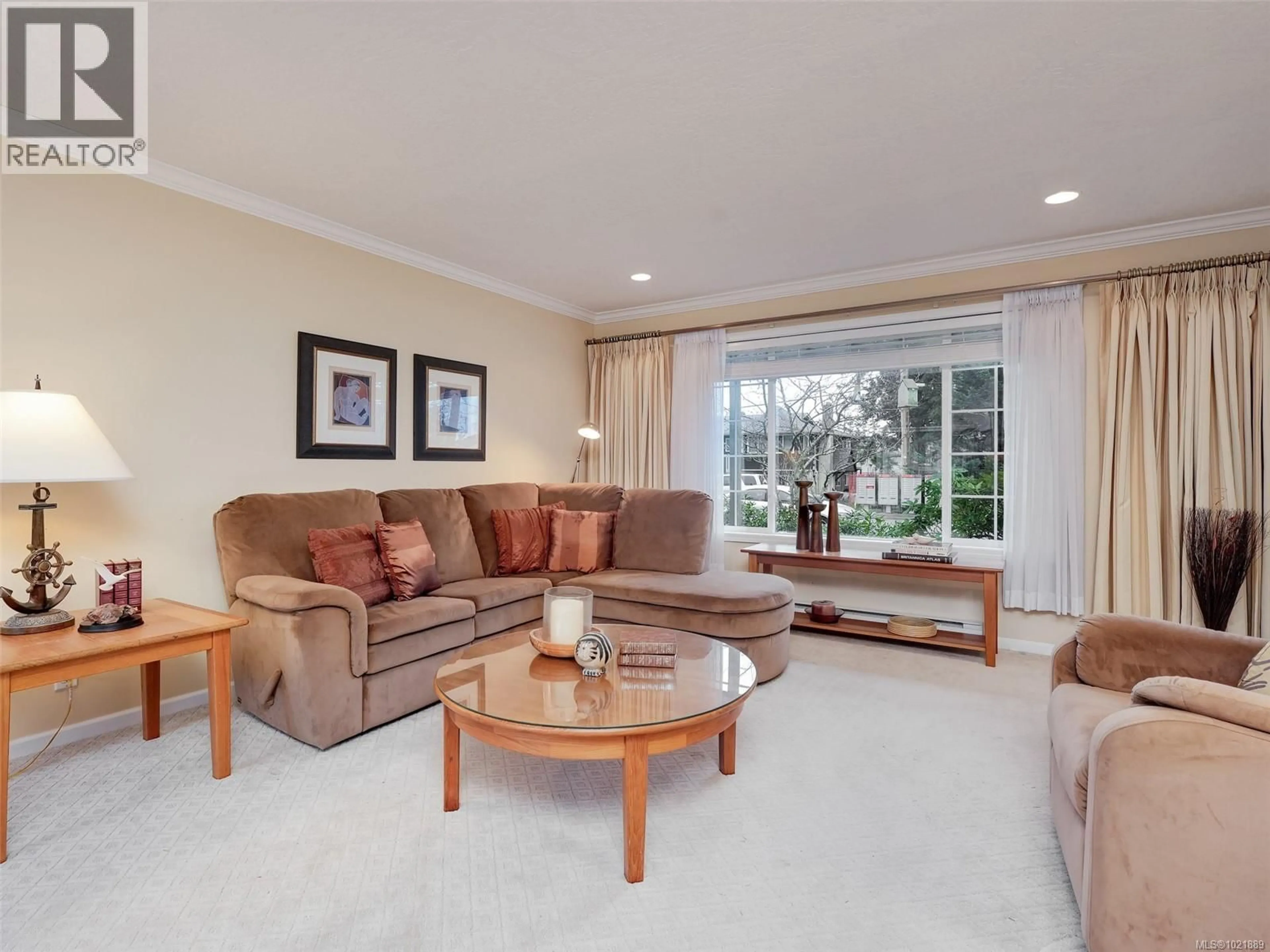 Living room with furniture, unknown for 2087 JAMES WHITE BOULEVARD, Sidney British Columbia V8L4G5