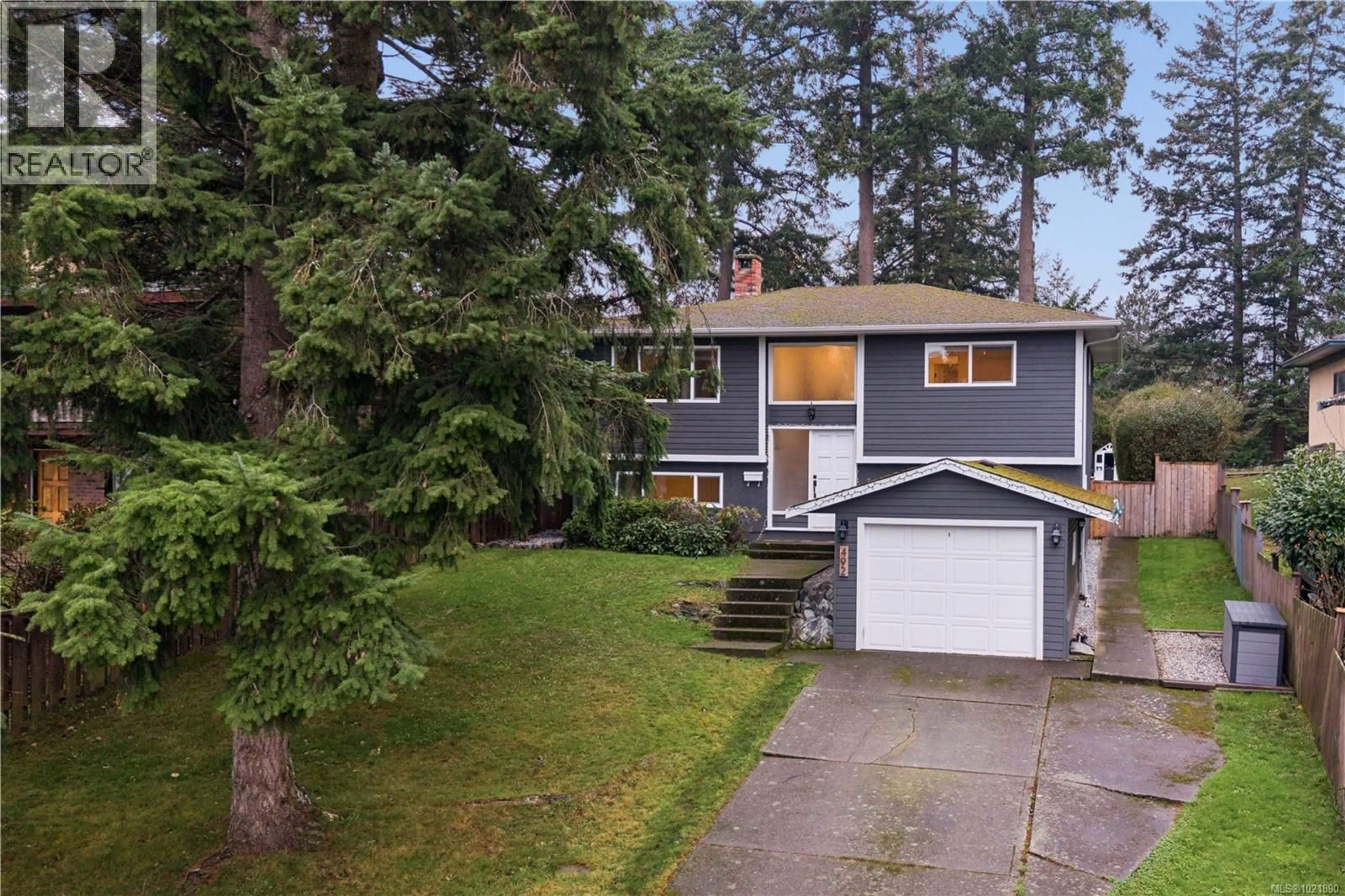 Home with vinyl exterior material, street for 492 MEREDITH CRESCENT, Saanich British Columbia V8Z1Z3