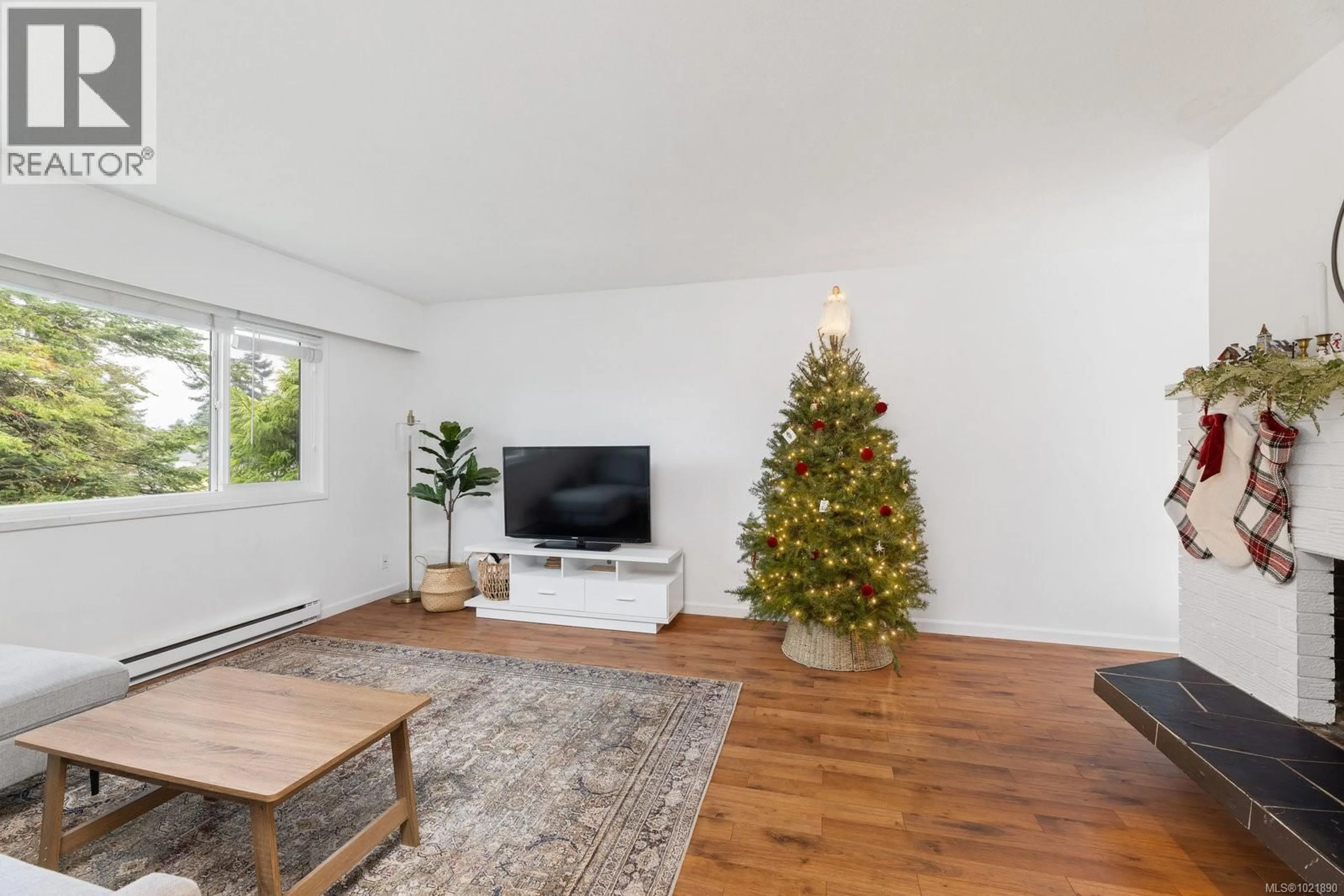 Living room with furniture, wood/laminate floor for 492 MEREDITH CRESCENT, Saanich British Columbia V8Z1Z3