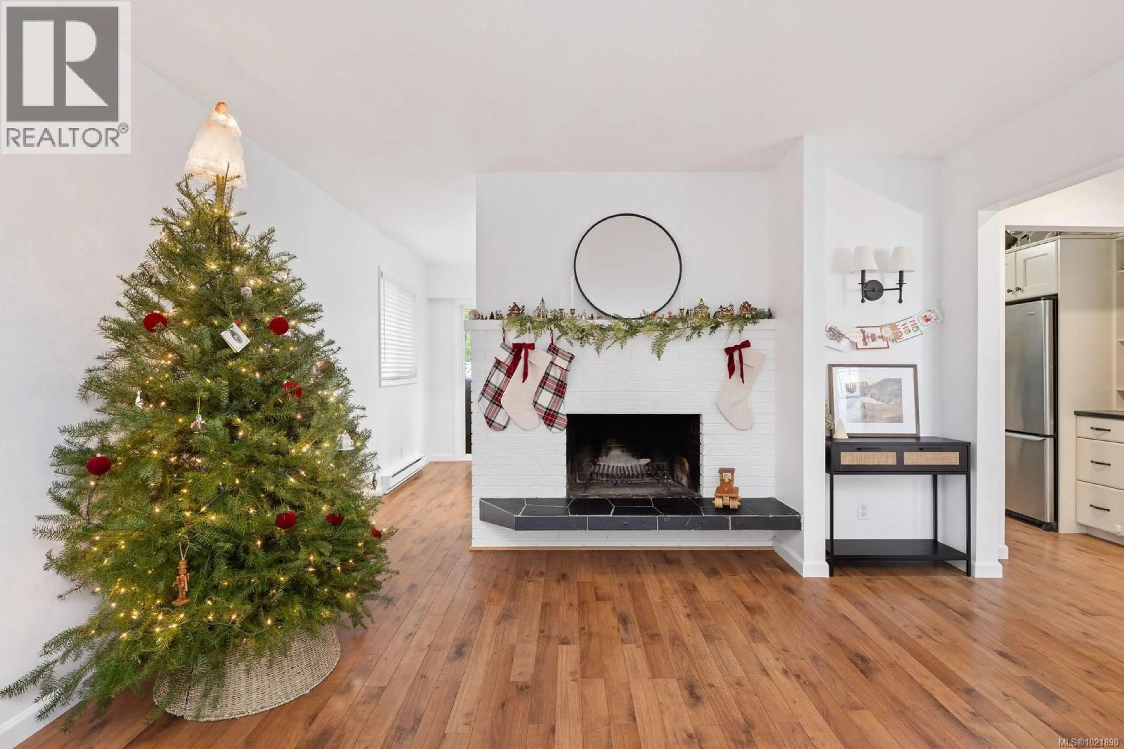 Indoor entryway for 492 MEREDITH CRESCENT, Saanich British Columbia V8Z1Z3