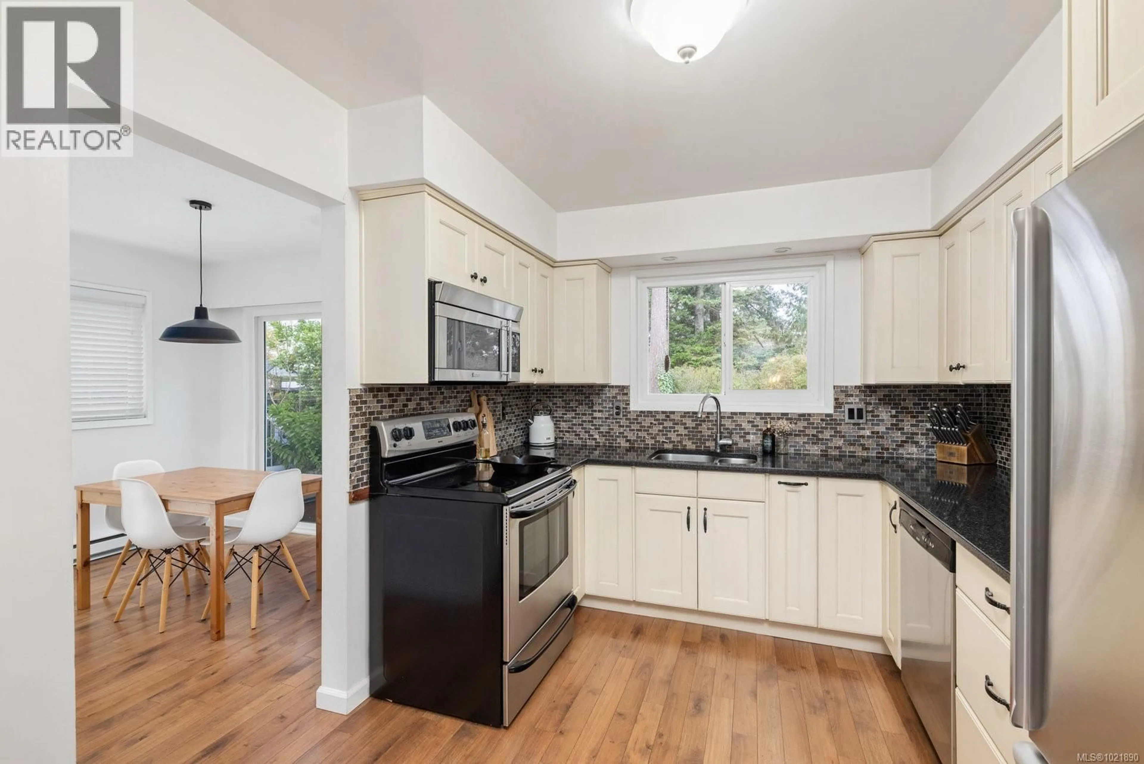 Open concept kitchen, ceramic/tile floor for 492 MEREDITH CRESCENT, Saanich British Columbia V8Z1Z3