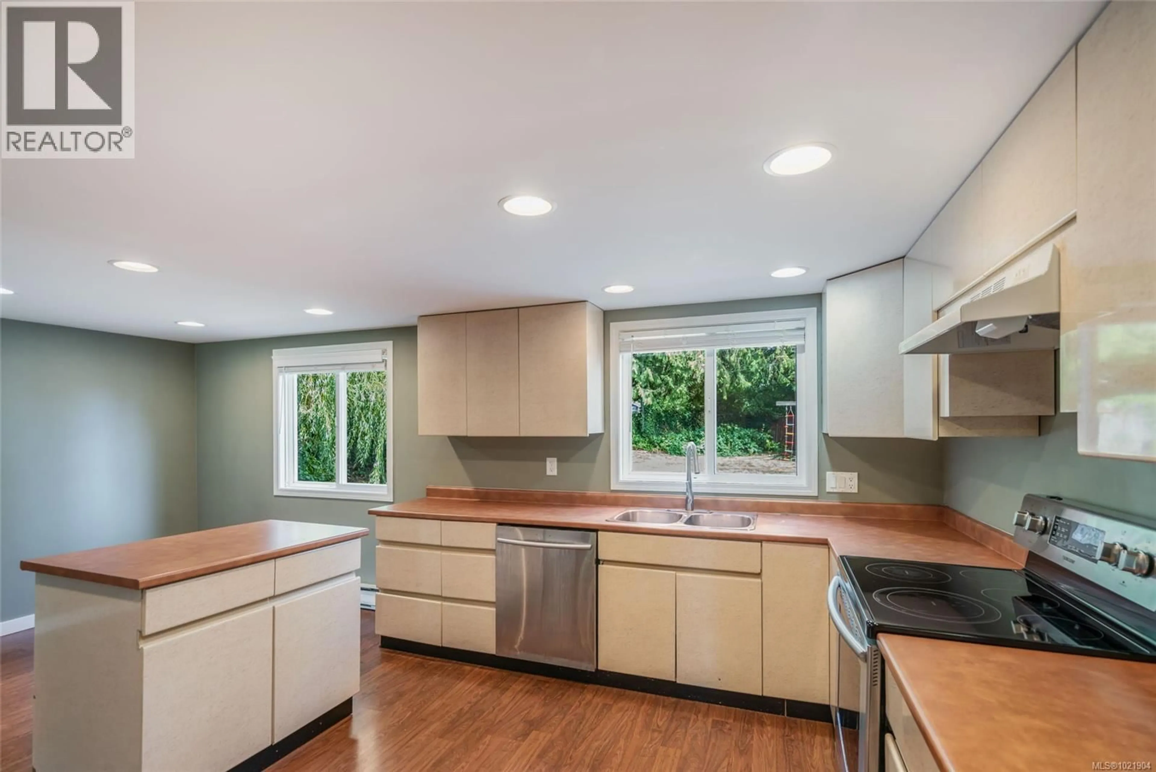 Open concept kitchen, unknown for 338 MCKINNON STREET, Parksville British Columbia V9P1H7