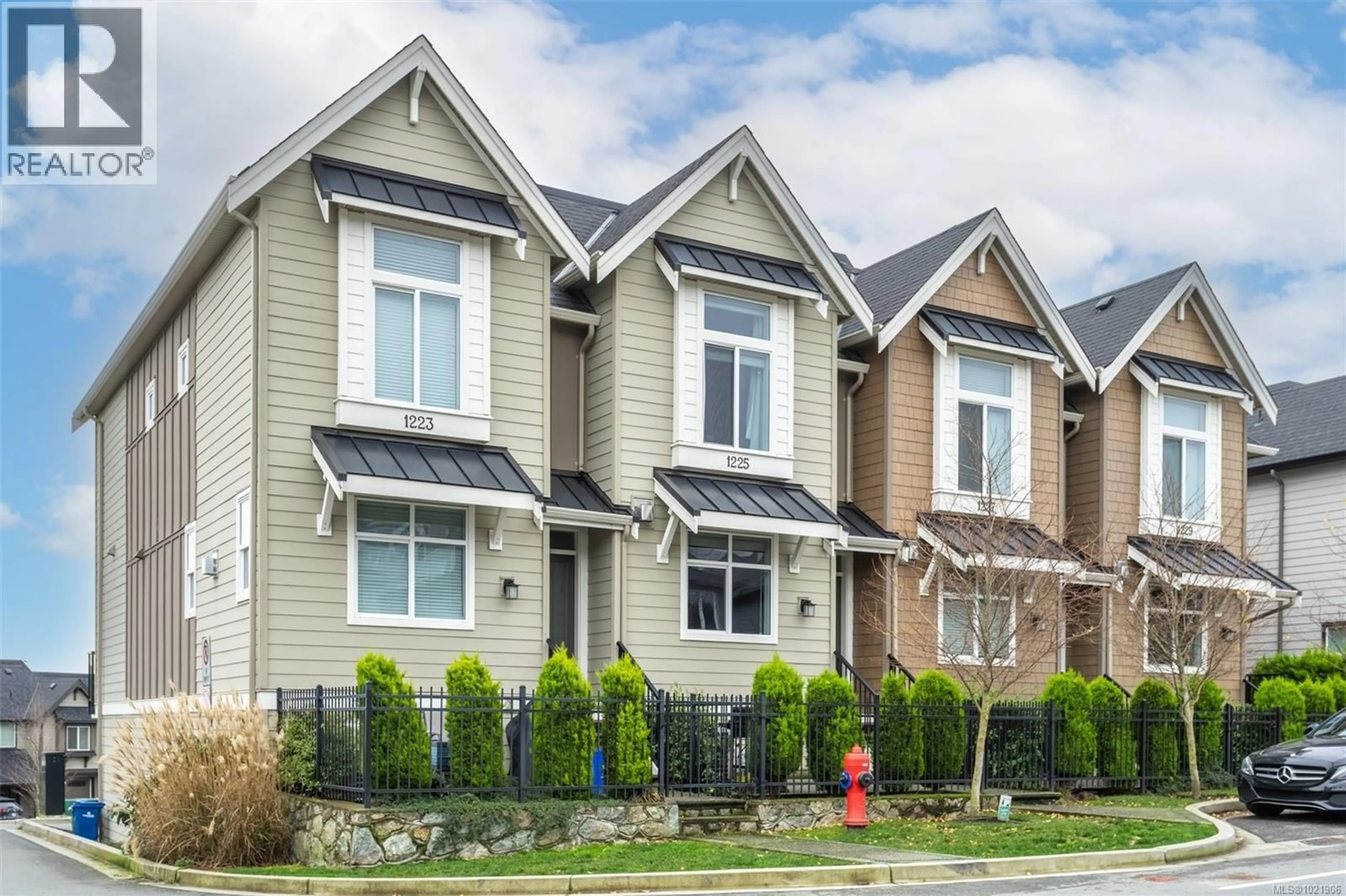 Home with vinyl exterior material, street for 1225 FLINT AVENUE, Langford British Columbia V9B0T9