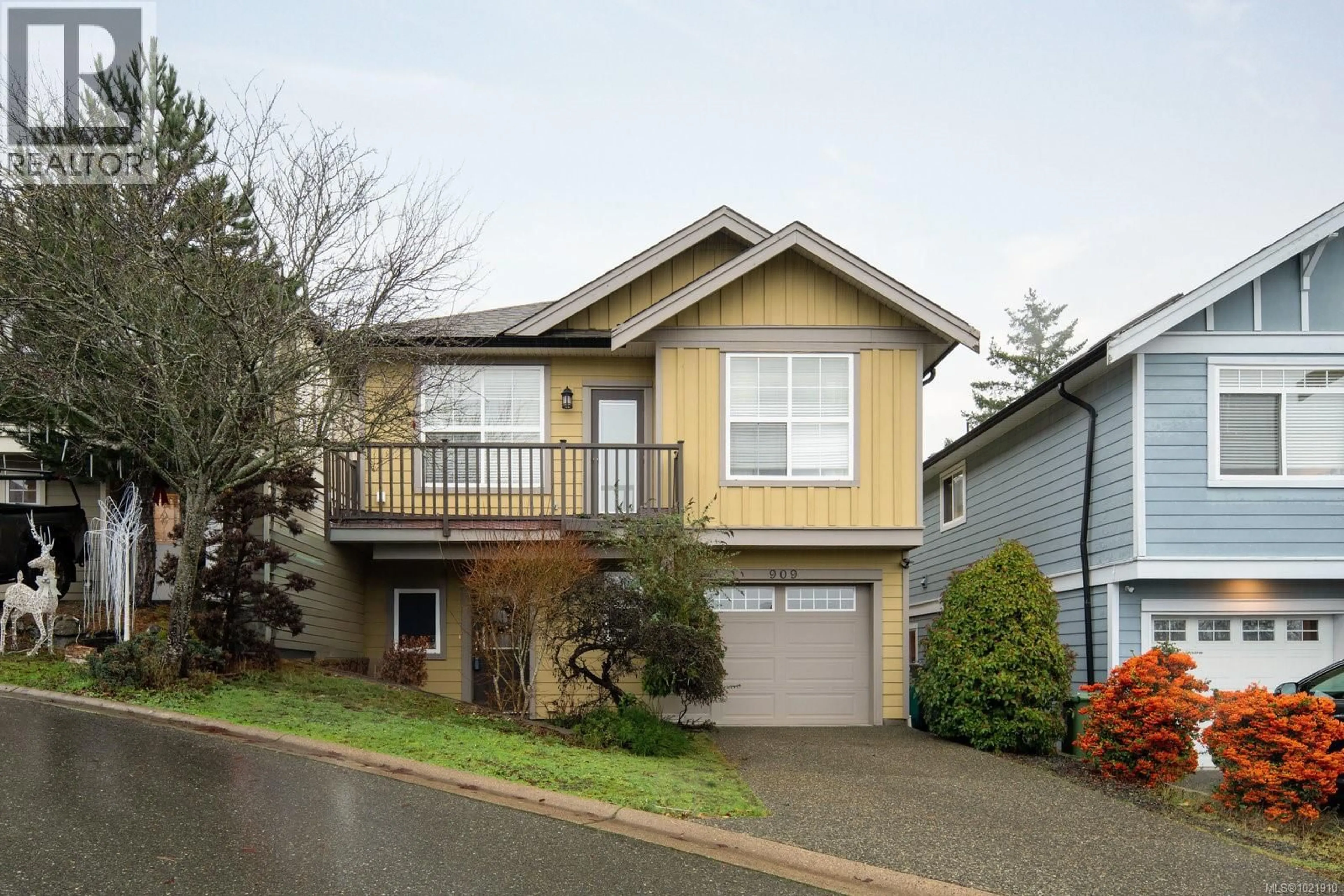 Home with vinyl exterior material, street for 909 CAVALCADE TERRACE, Langford British Columbia V8B6W6