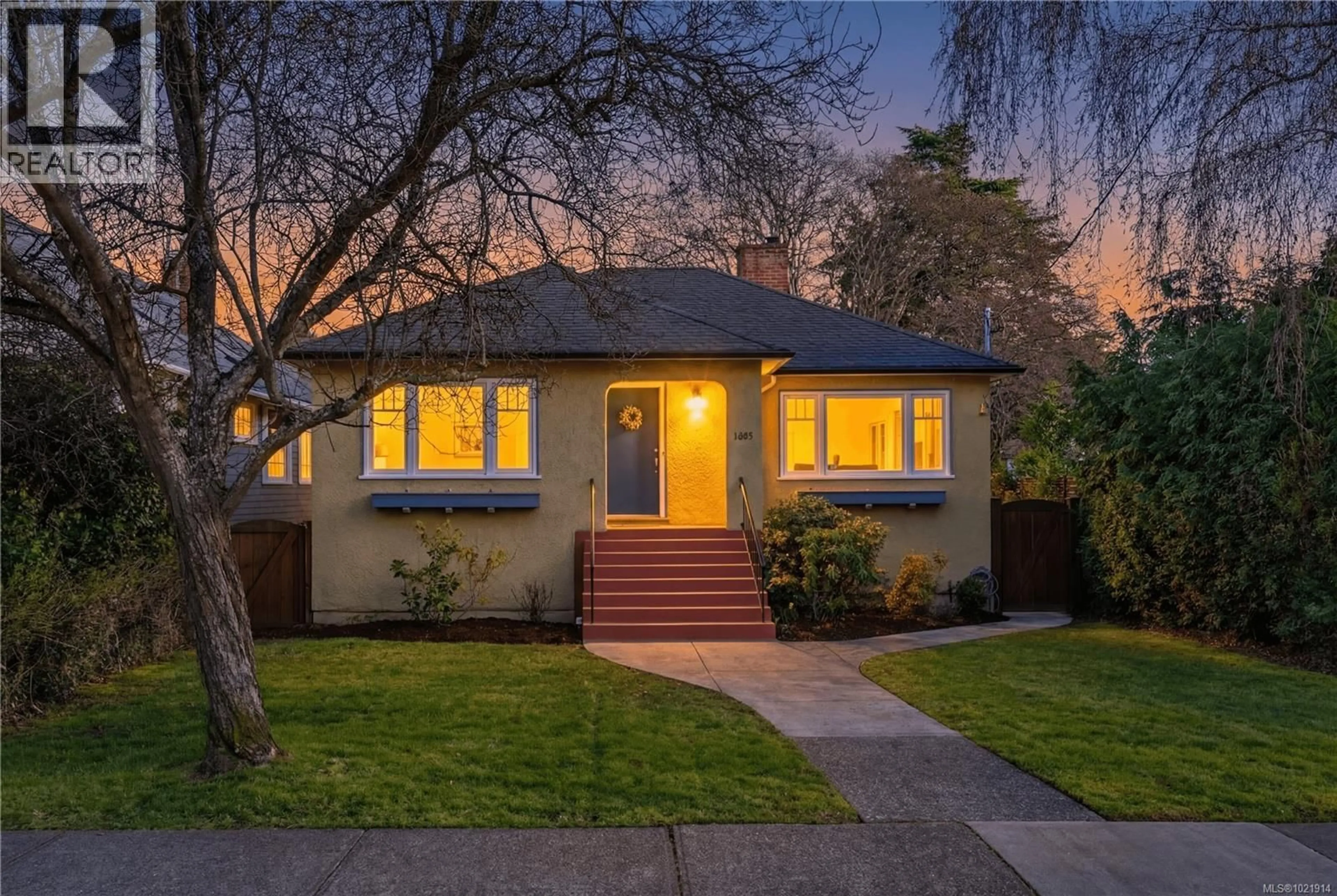 Home with brick exterior material, street for 1537 HAMPSHIRE ROAD, Oak Bay British Columbia V8R5T4