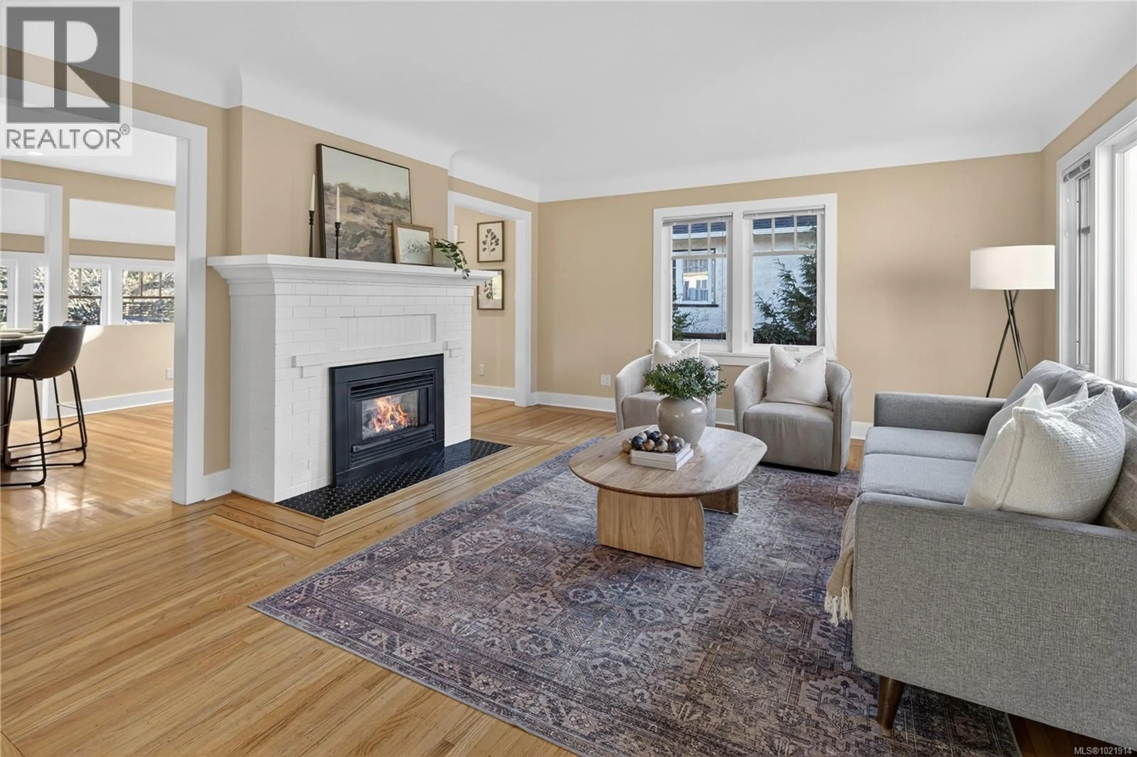 Living room with furniture, unknown for 1537 HAMPSHIRE ROAD, Oak Bay British Columbia V8R5T4