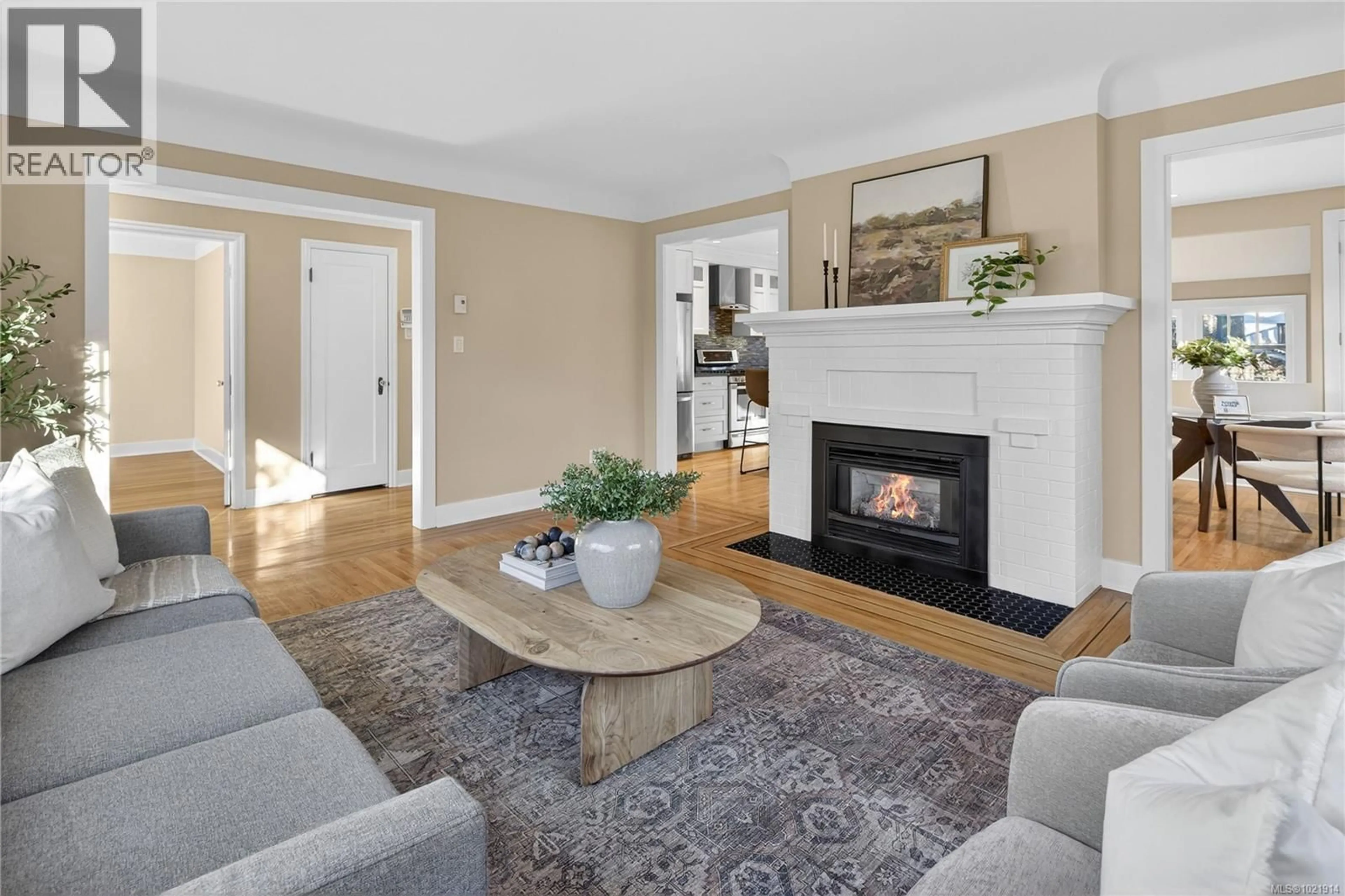 Living room with furniture, unknown for 1537 HAMPSHIRE ROAD, Oak Bay British Columbia V8R5T4