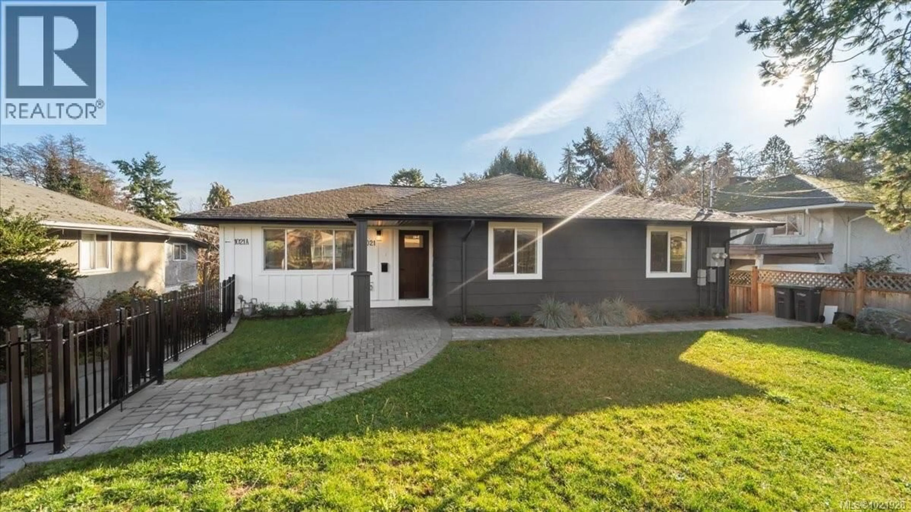 Home with vinyl exterior material, street for 1021 TILLICUM ROAD, Esquimalt British Columbia V9A2A2