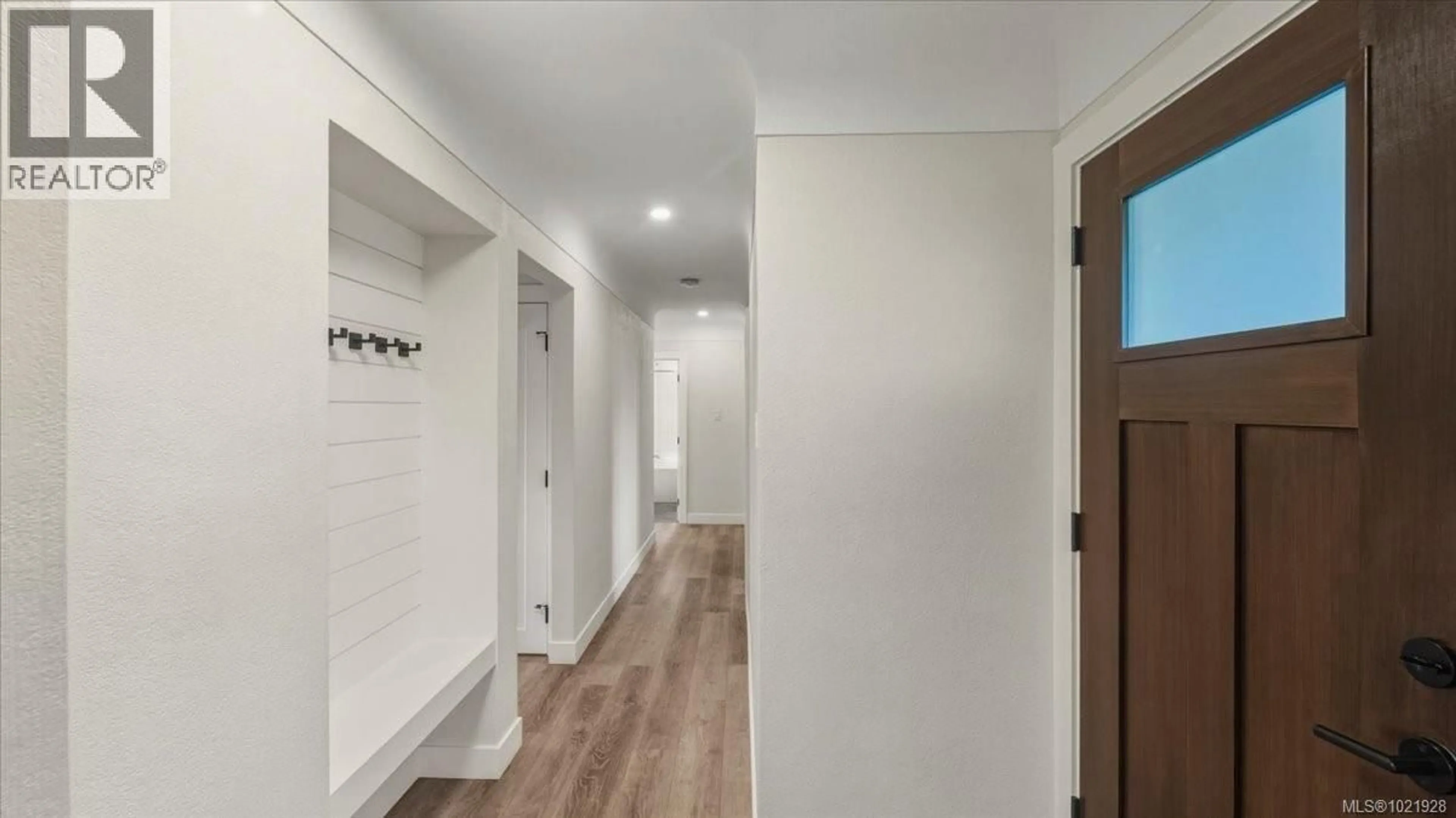 Indoor entryway for 1021 TILLICUM ROAD, Esquimalt British Columbia V9A2A2