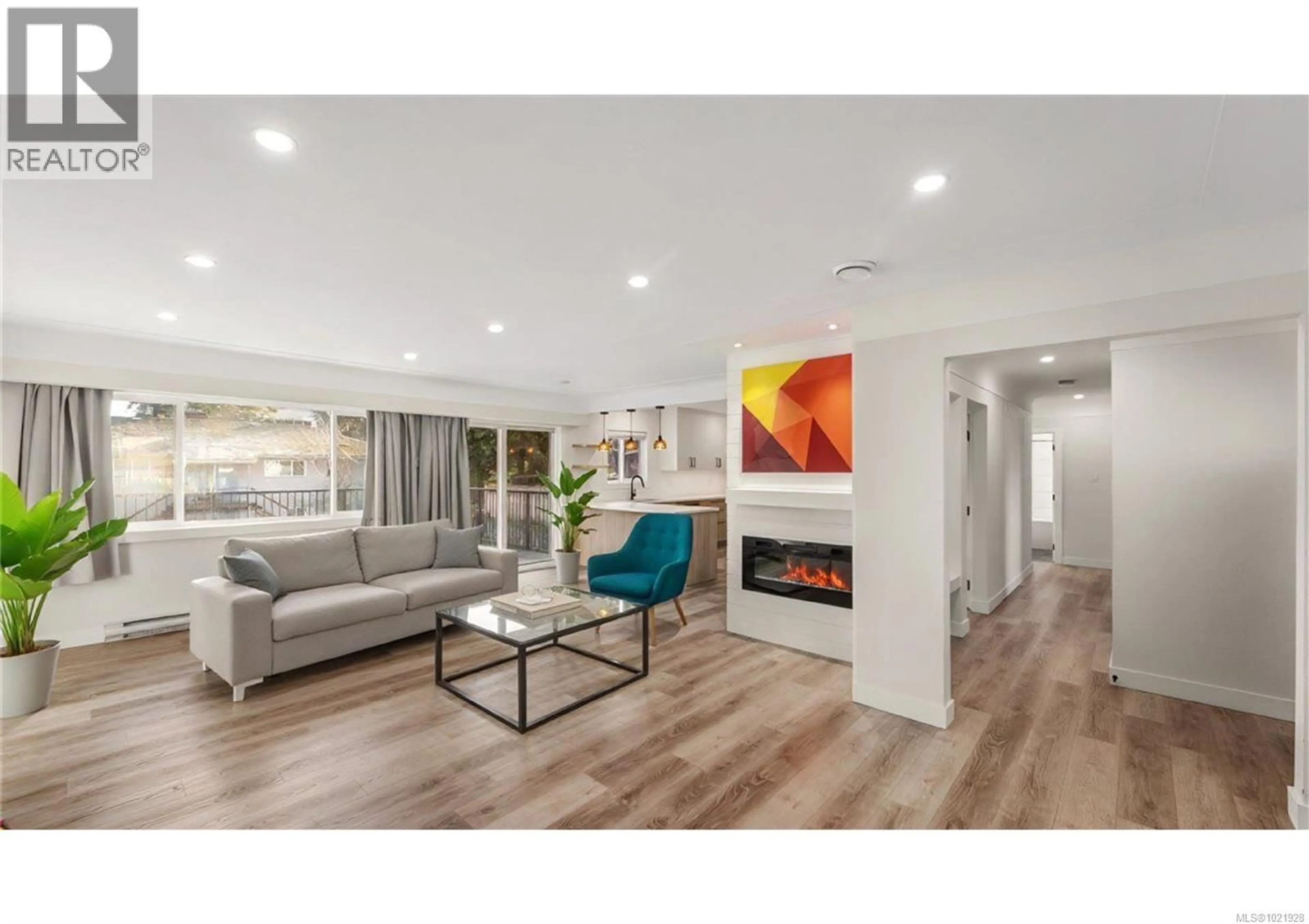 Living room with furniture, wood/laminate floor for 1021 TILLICUM ROAD, Esquimalt British Columbia V9A2A2