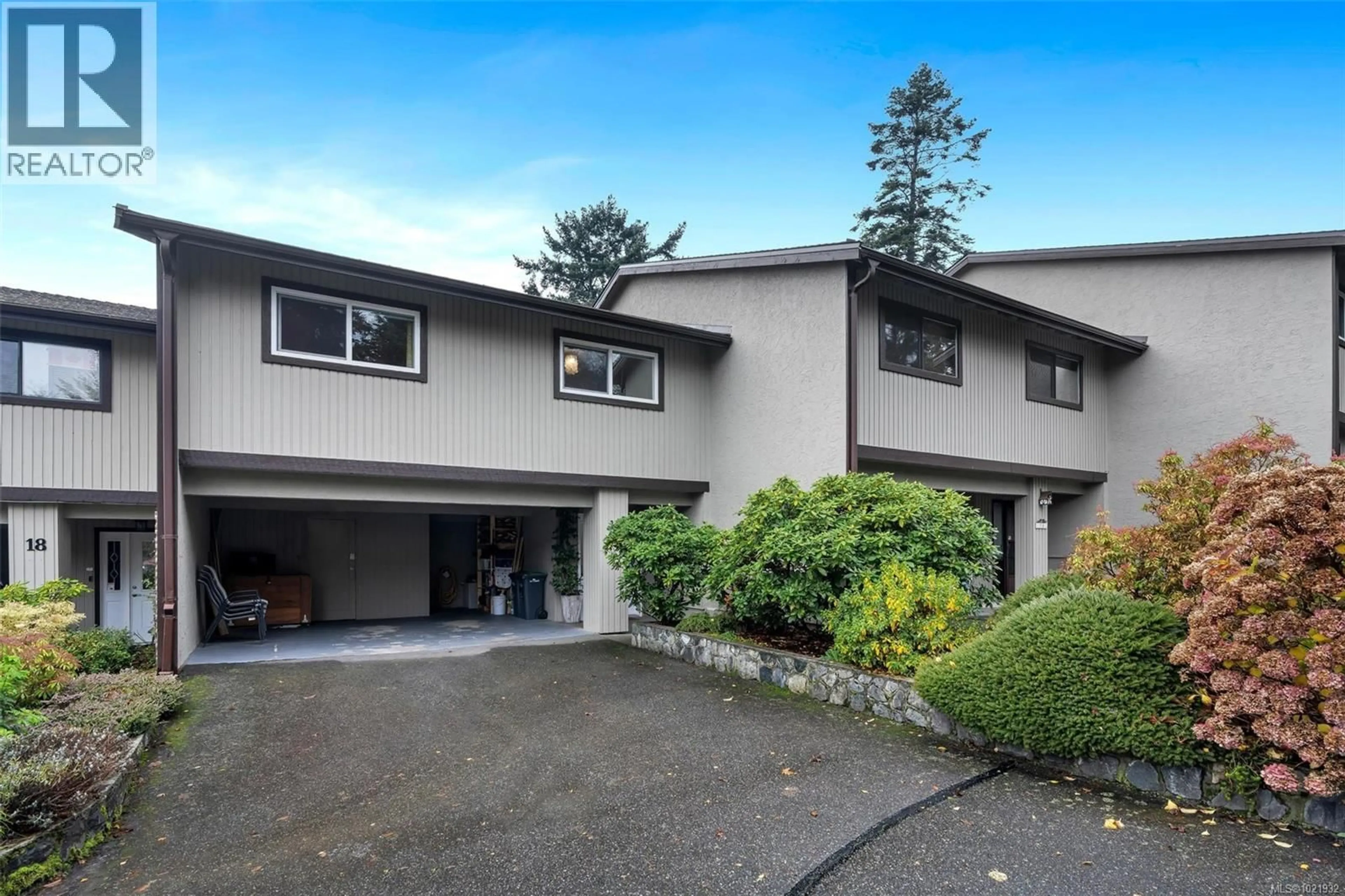 Home with vinyl exterior material, street for 17 - 897 ADMIRALS ROAD, Esquimalt British Columbia V9A2P1