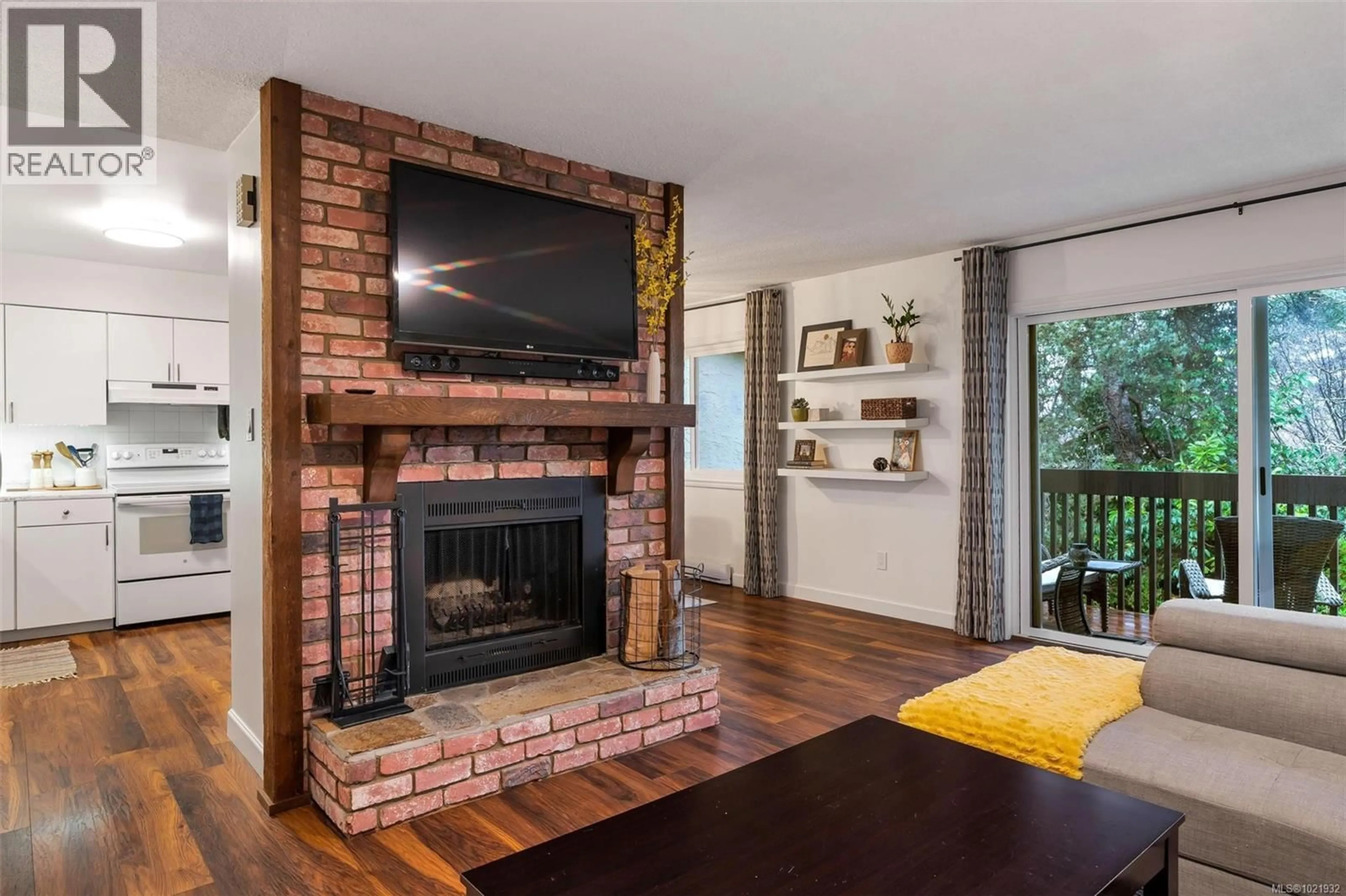 Living room with furniture, wood/laminate floor for 17 - 897 ADMIRALS ROAD, Esquimalt British Columbia V9A2P1