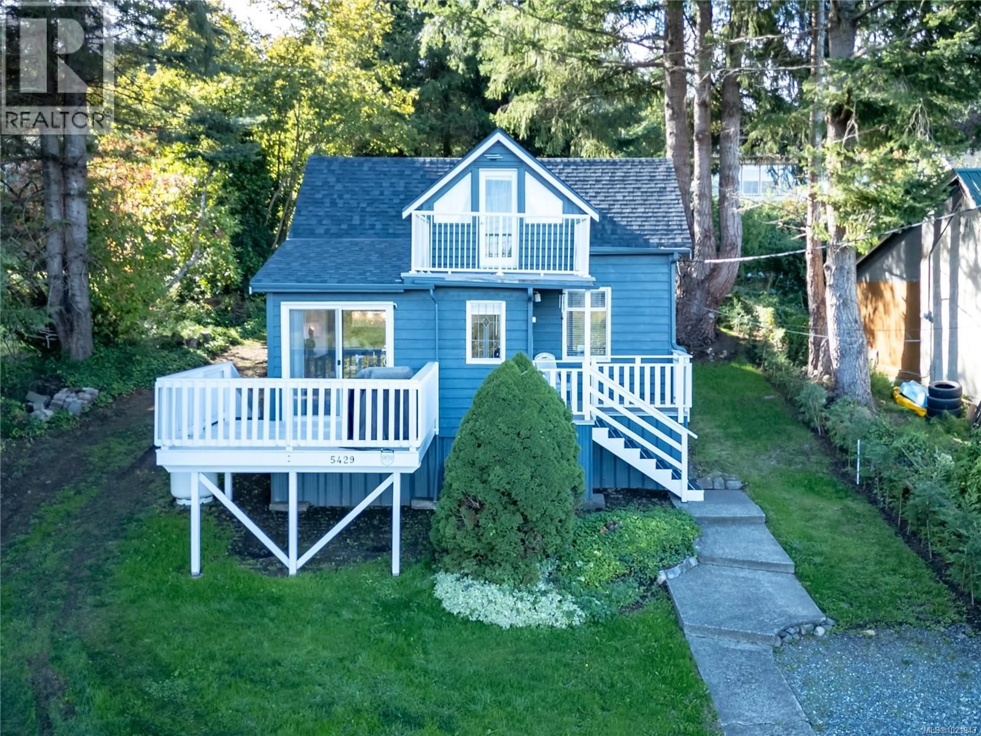 A pic from outside/outdoor area/front of a property/back of a property/a pic from drone, street for 5429 ISLAND HIGHWAY, Union Bay British Columbia V0R3B0