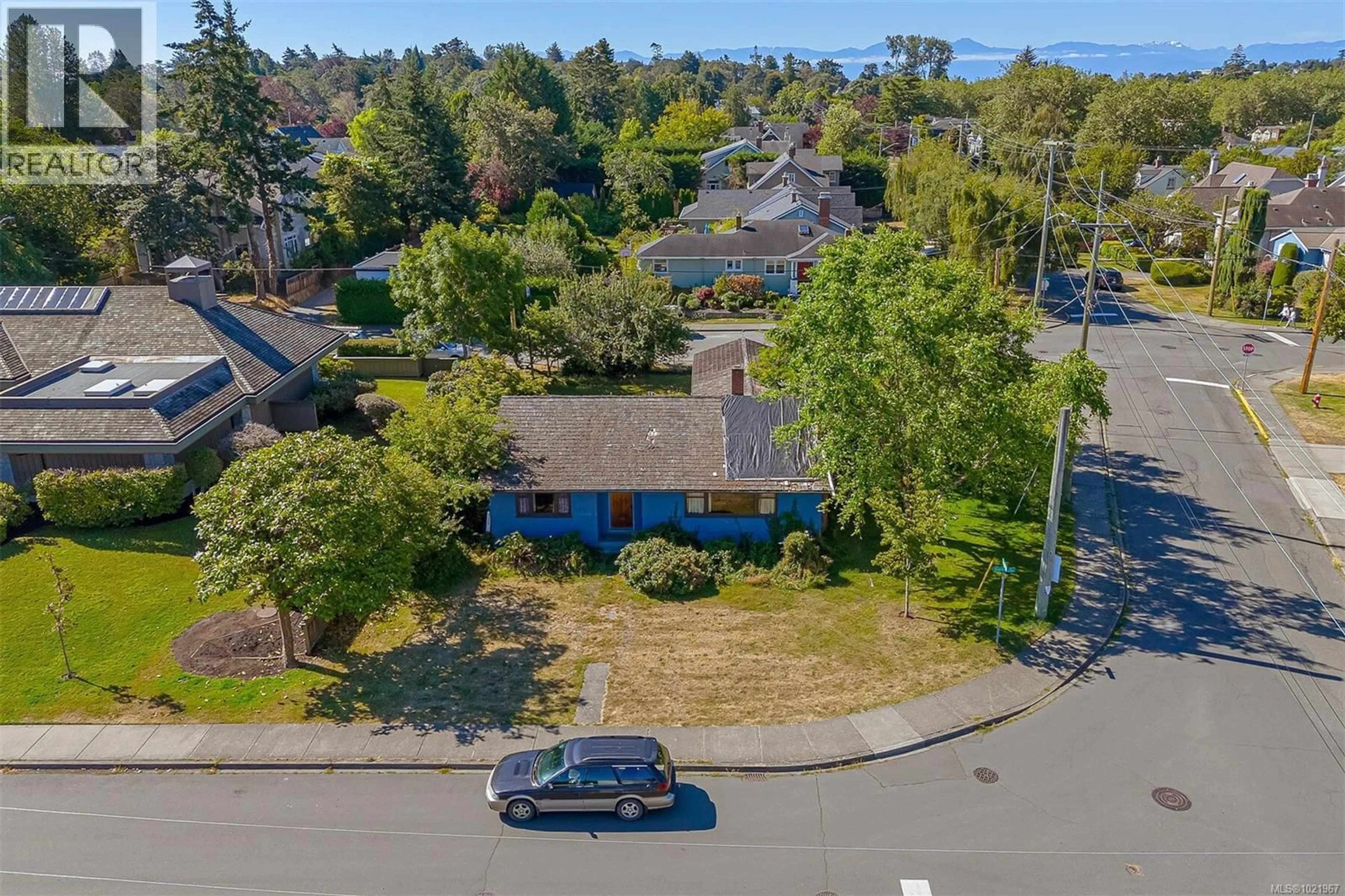 A pic from outside/outdoor area/front of a property/back of a property/a pic from drone, street for 2409 CURRIE ROAD, Oak Bay British Columbia V8S3B5
