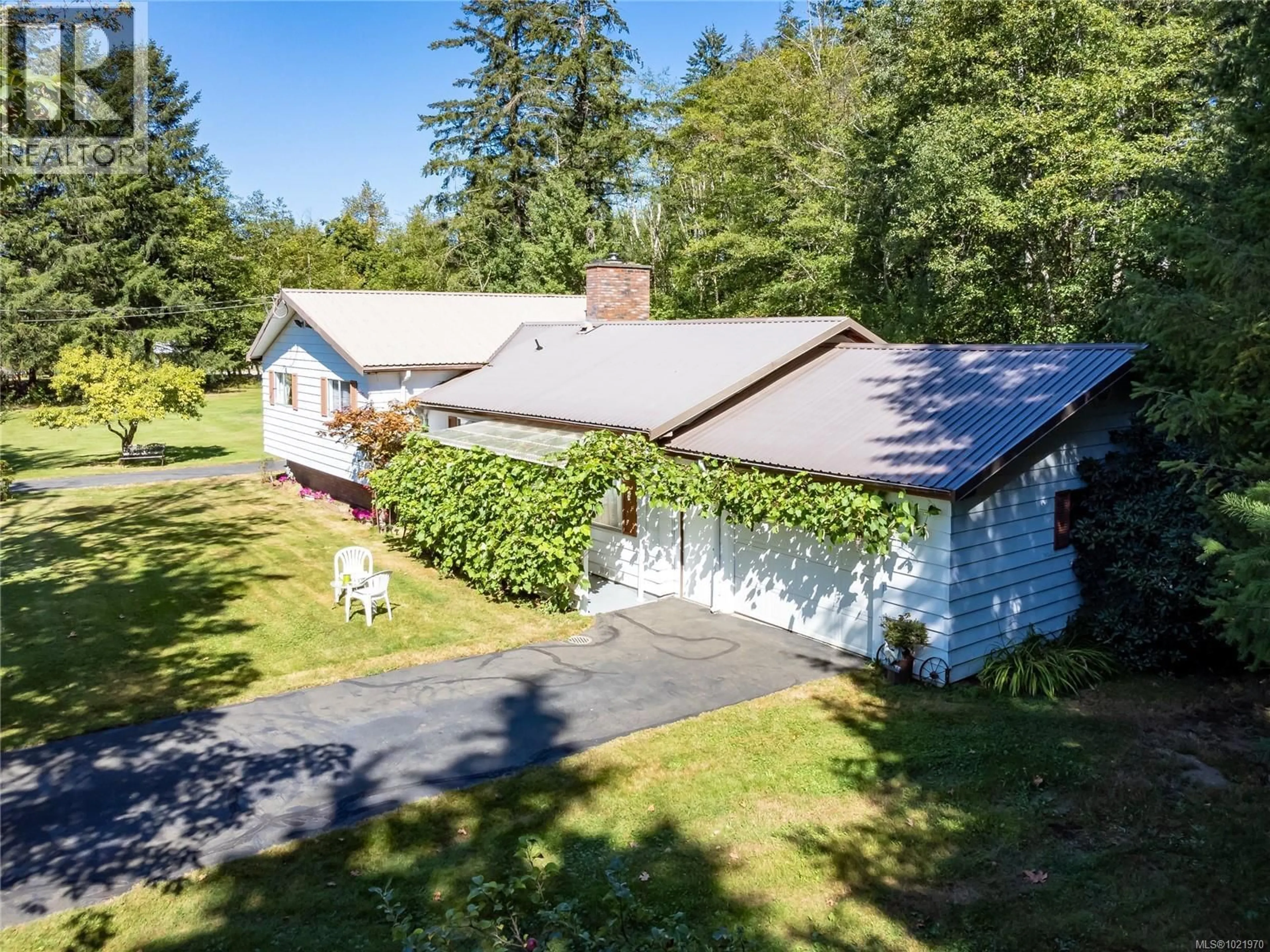 A pic from outside/outdoor area/front of a property/back of a property/a pic from drone, street for 7602 ISLAND HIGHWAY NORTH, Black Creek British Columbia V9J1G3