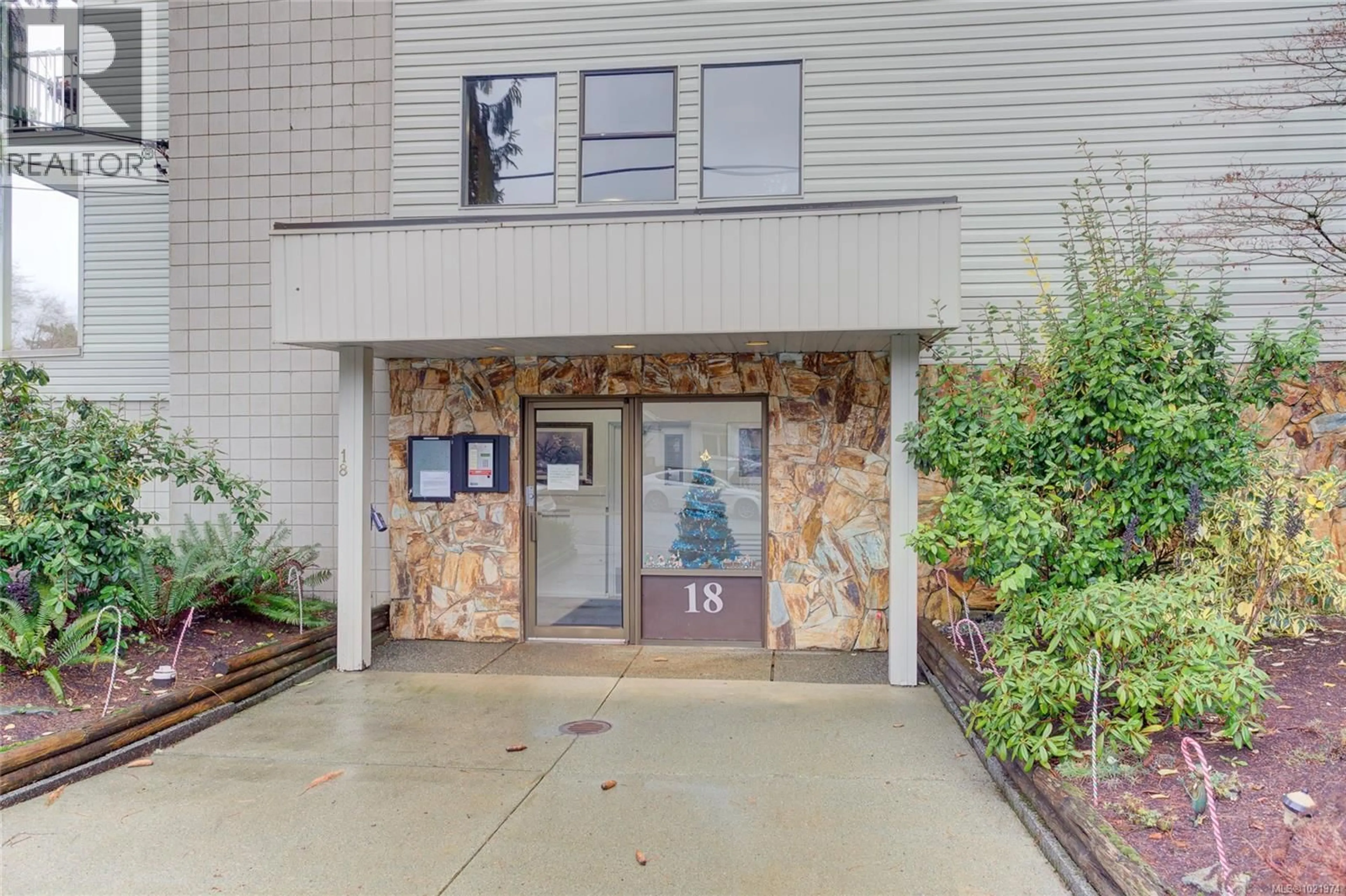 Indoor foyer for 206 - 18 KING GEORGE STREET, Lake Cowichan British Columbia V0R2G0