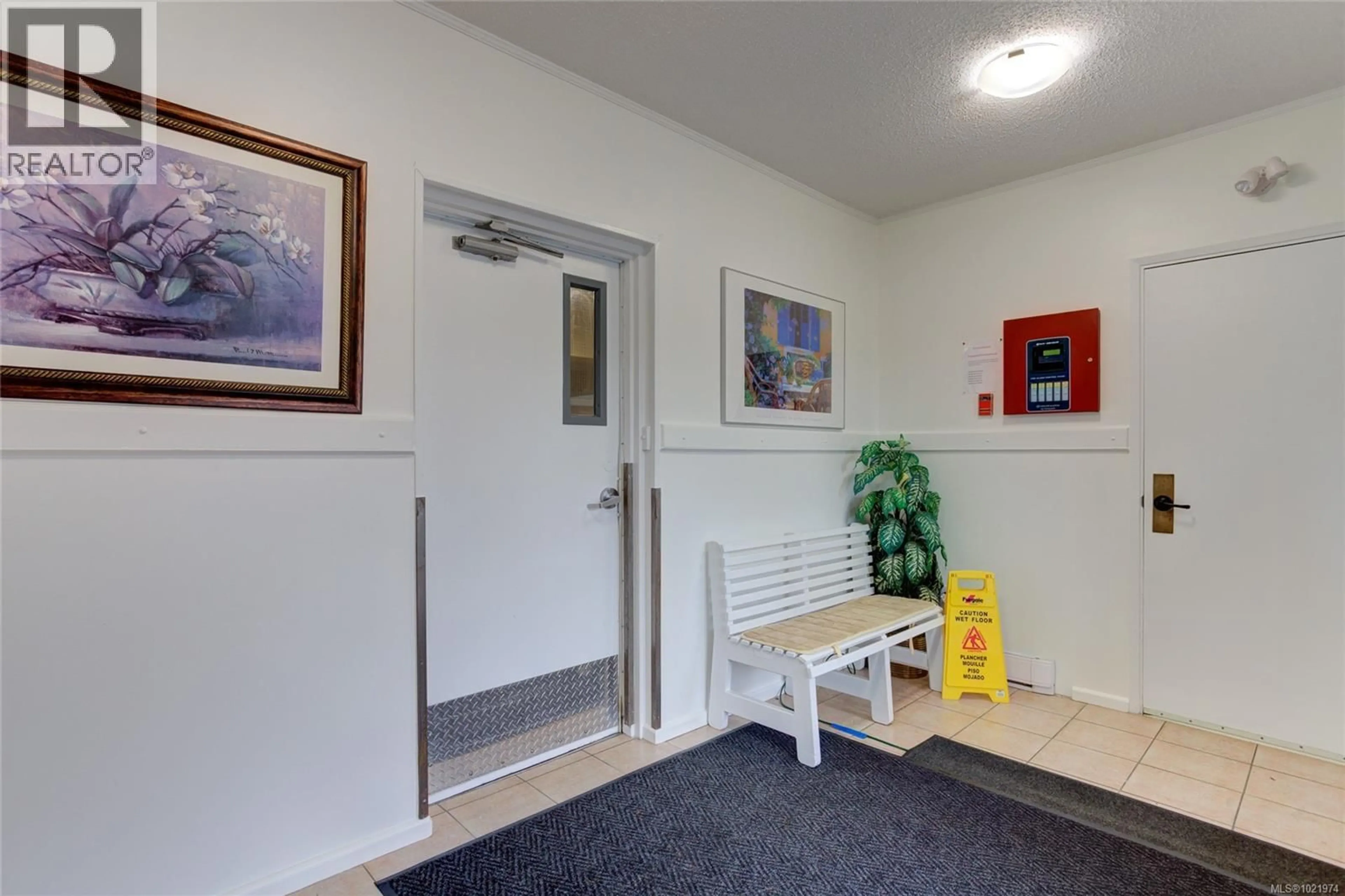 Indoor foyer for 206 - 18 KING GEORGE STREET, Lake Cowichan British Columbia V0R2G0