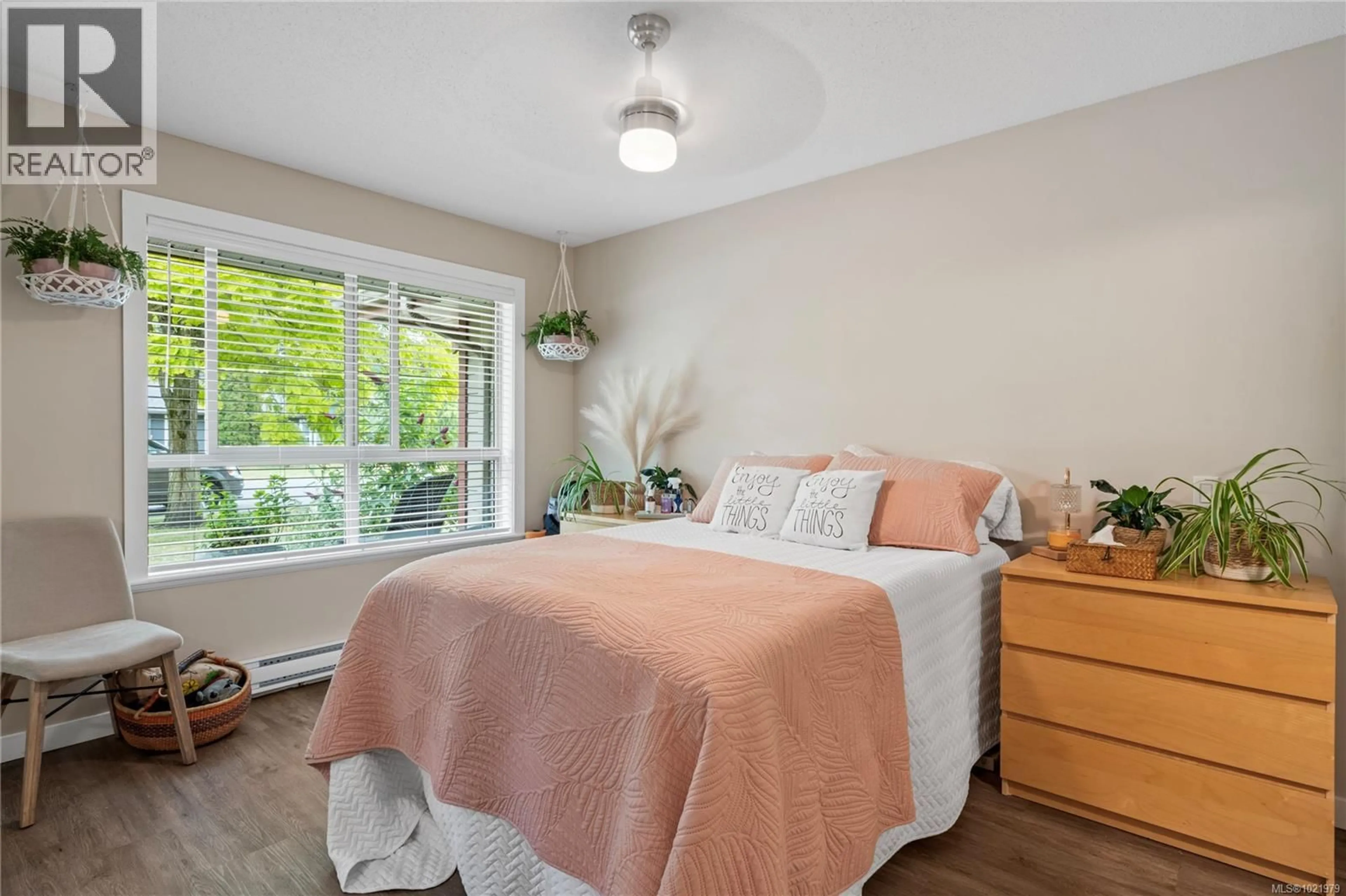 Bedroom with bed, wood/laminate floor for 806 - 261 MILLS STREET, Parksville British Columbia V9P2N5