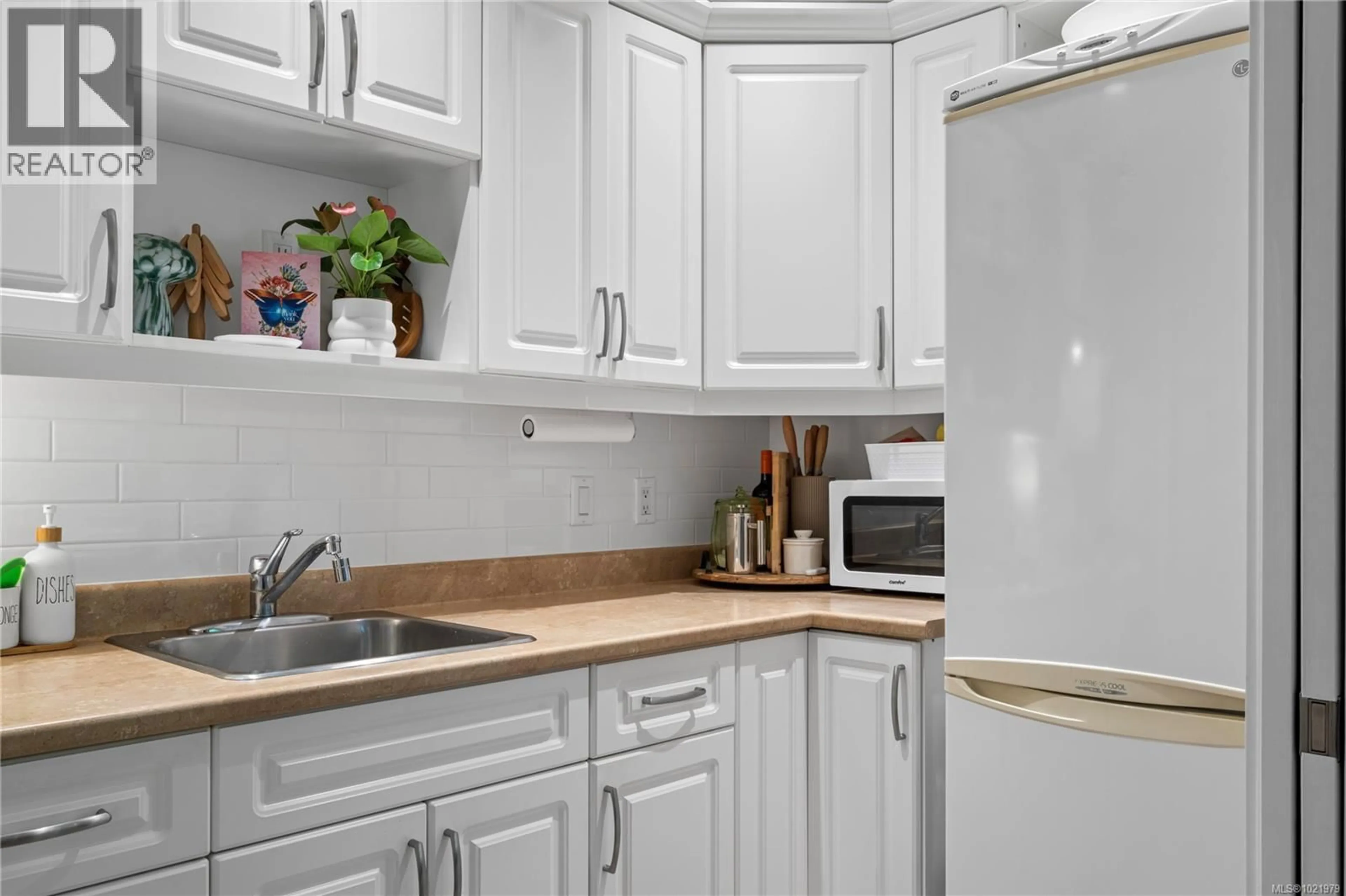 Standard kitchen, ceramic/tile floor for 806 - 261 MILLS STREET, Parksville British Columbia V9P2N5