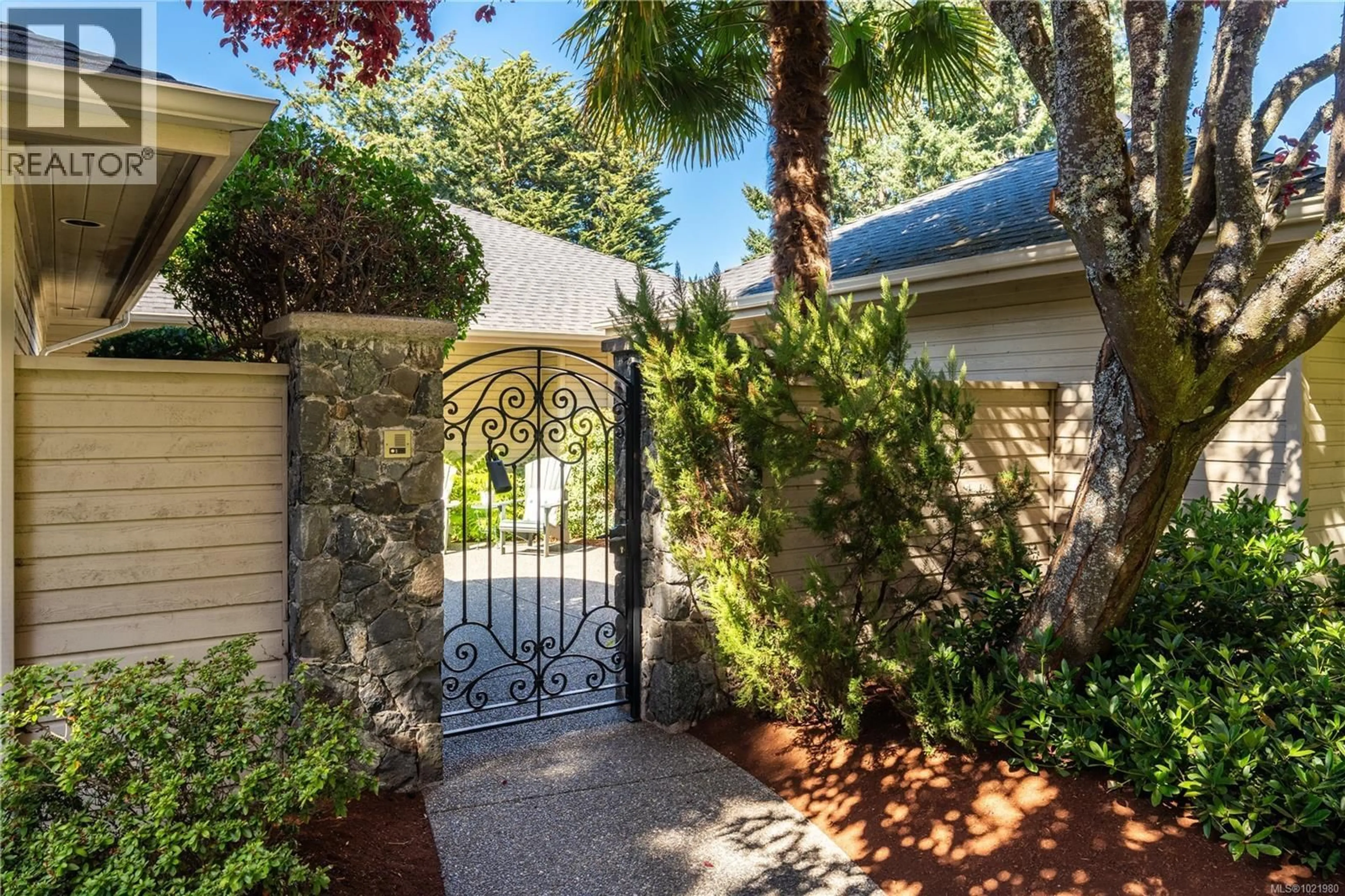 Indoor entryway for 4520 LIMERICK LANE, Saanich British Columbia V8N6B7
