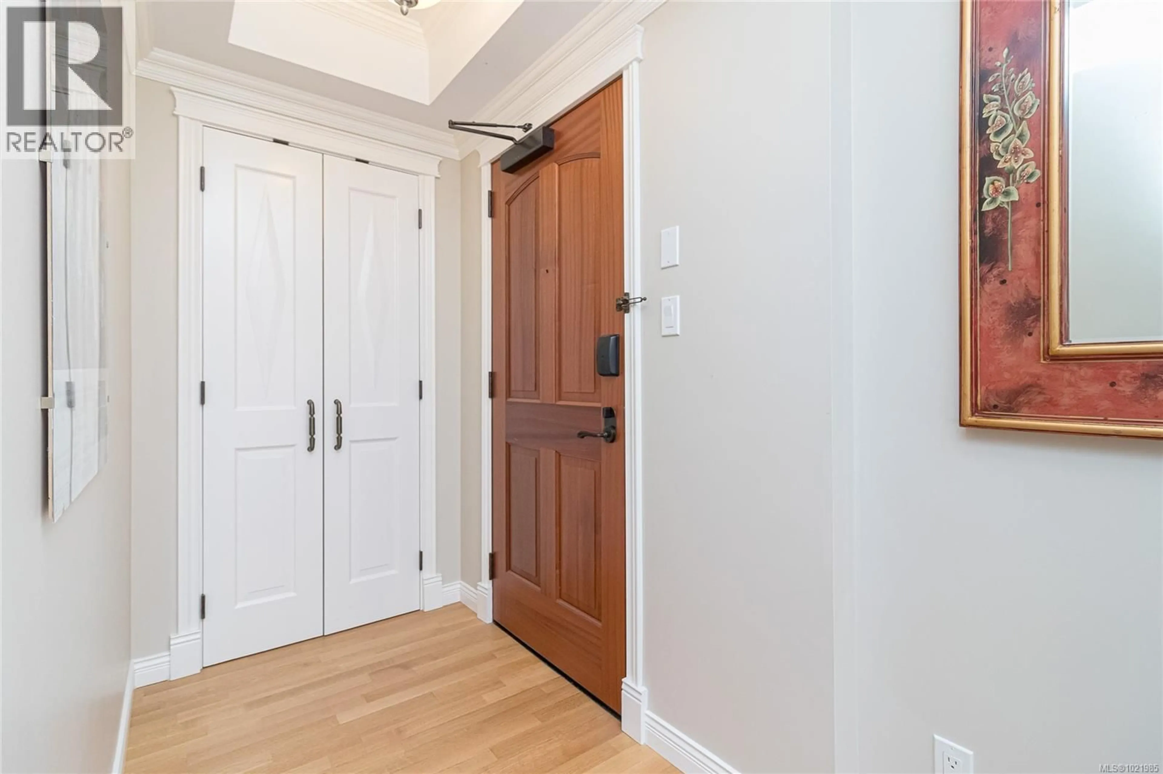 Indoor entryway for 401 - 1175 BEACH DRIVE, Oak Bay British Columbia V8S2N2