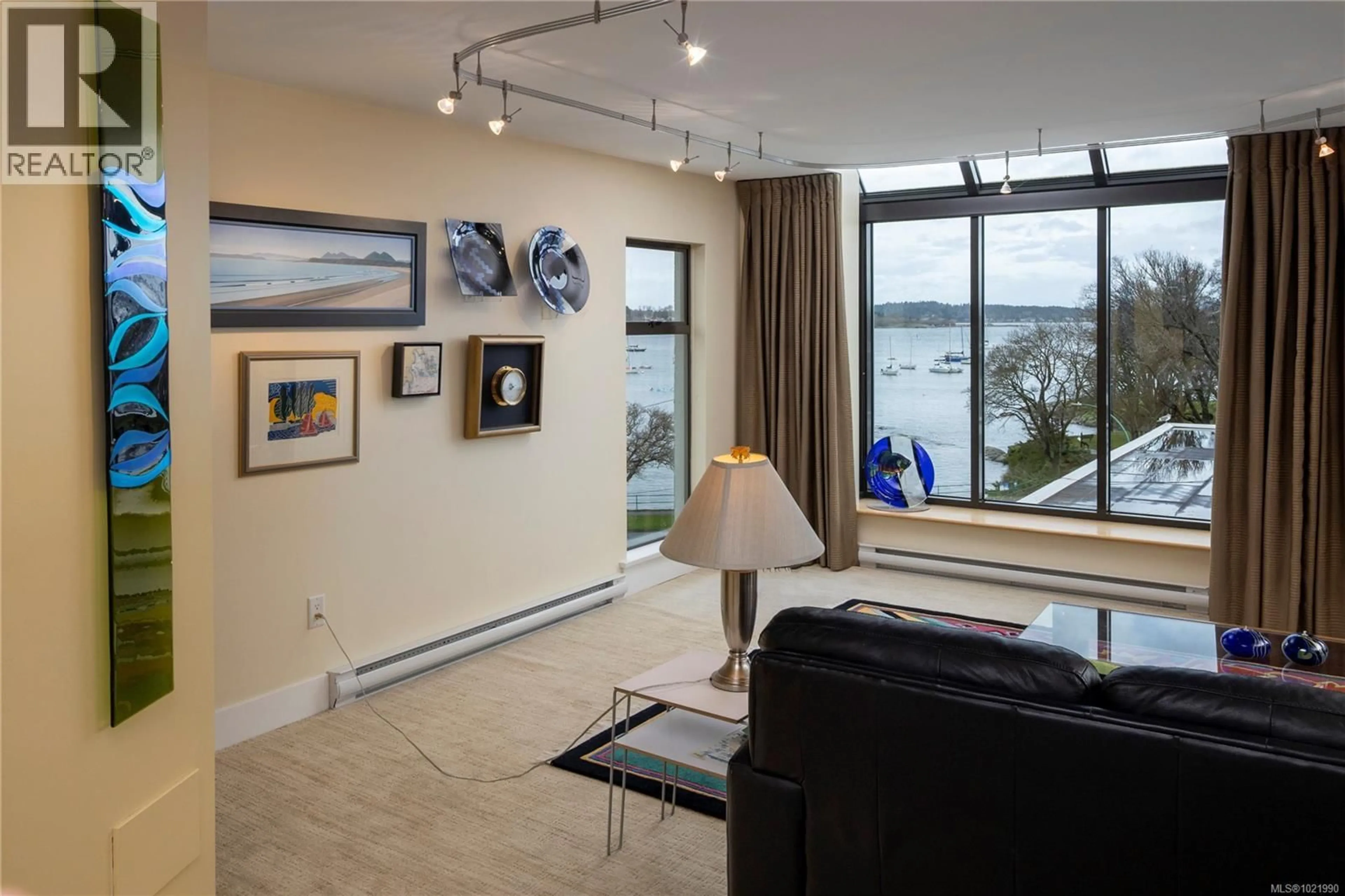 Living room with furniture, unknown for 503 - 2605 WINDSOR ROAD, Oak Bay British Columbia V8S5H9